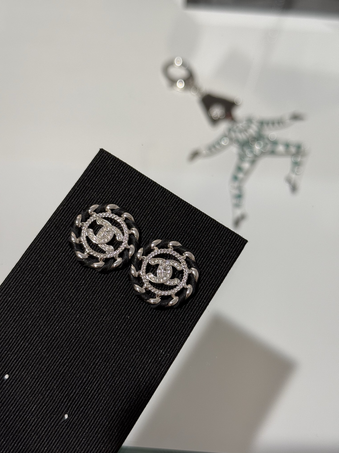 NO:720452,88200, Chanel 26c new silver and black lambskin chain hollow double C crystal diamond round stud earrings. Lambskin brass material, exquisite and high-end texture. Silver and black color matching is fashionable and versatile. Daily wear shows temperament. Autumn and winter embellishment is simply great. It has a sense of presence when worn,,chanel,sheepskin,Cardia high-end jewelry1986090988200,Chanel 26c新款银黑色小羊皮穿链镂空双c晶钻圆形耳钉 小羊皮黄铜材质 质感细腻高级 银黑配色时髦又百搭 日常佩戴显气质 秋冬点缀简直大上分 戴上非常有存在感,,chanel,sheepskin,卡迪亚高端饰品,Jewelry