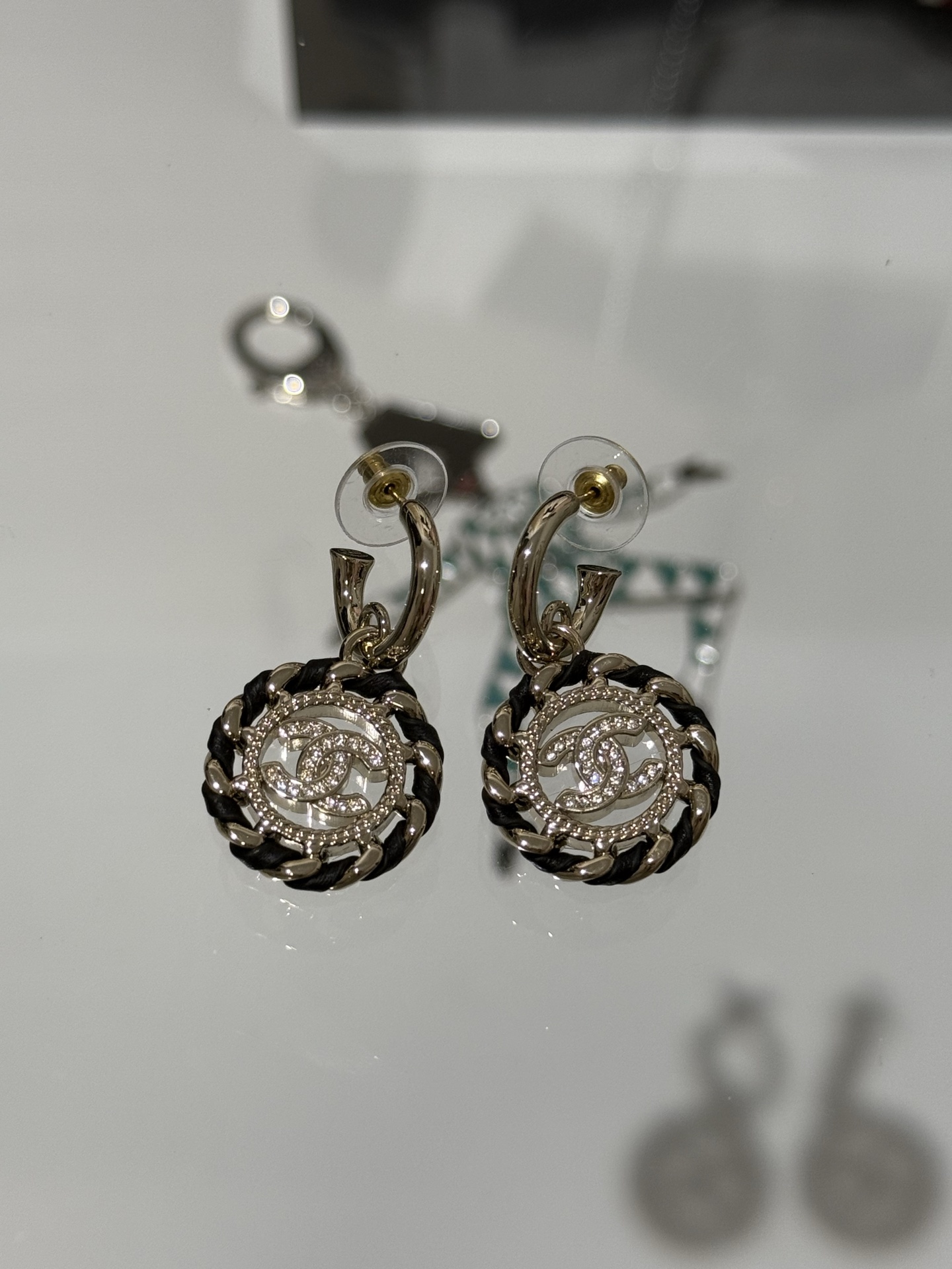 NO:720560,[New product sharing] Chanel 26c new light gold black lambskin chain hollow double C crystal diamond round earrings. Lambskin brass material. The texture is delicate and high-end. The black gold color is really noble. Very suitable for autumn and winter embellishment, chanel, earrings, sheepskin, Cartier high-end jewelry19860909【新品分享】 Chanel 26c新款浅金色黑色小羊皮穿链镂空双c晶钻圆形耳环 小羊皮黄铜材质 质感细腻高级 黑金配色真的很显贵 非常适合秋冬点缀,,chanel,earrings,sheepskin,卡迪亚高端饰品,Jewelry