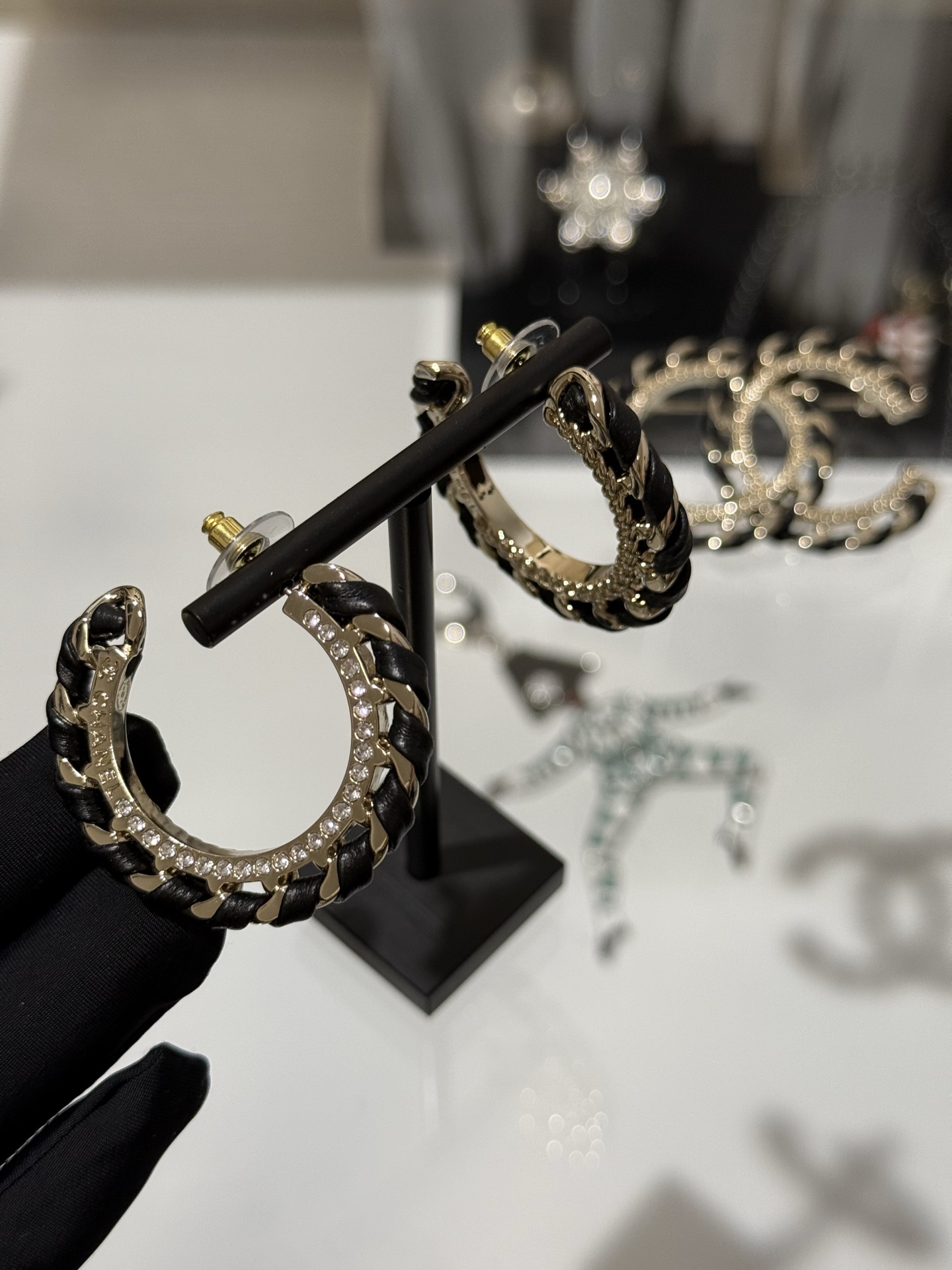 NO:720566,[New product sharing] Chanel 26c new light gold with black lambskin chain double C letter chain half-circle earrings. Lambskin brass material. The texture is exquisite and high-end. The black gold color is really noble. It looks great for daily wear. The autumn and winter embellishments are simply great. It has a sense of presence. Chanel, earrings, sheepskin, Cardia high-end jewelry19860909【新品分享】 Chanel 26c新款浅金色配黑色小羊皮穿链双c字母链条半圈耳环 小羊皮黄铜材质 质感细腻高级 黑金配色真的很显贵 日常佩戴超好看 秋冬点缀简直大上分 非常有存在感,,chanel,earrings,sheepskin,卡迪亚高端饰品,Jewelry