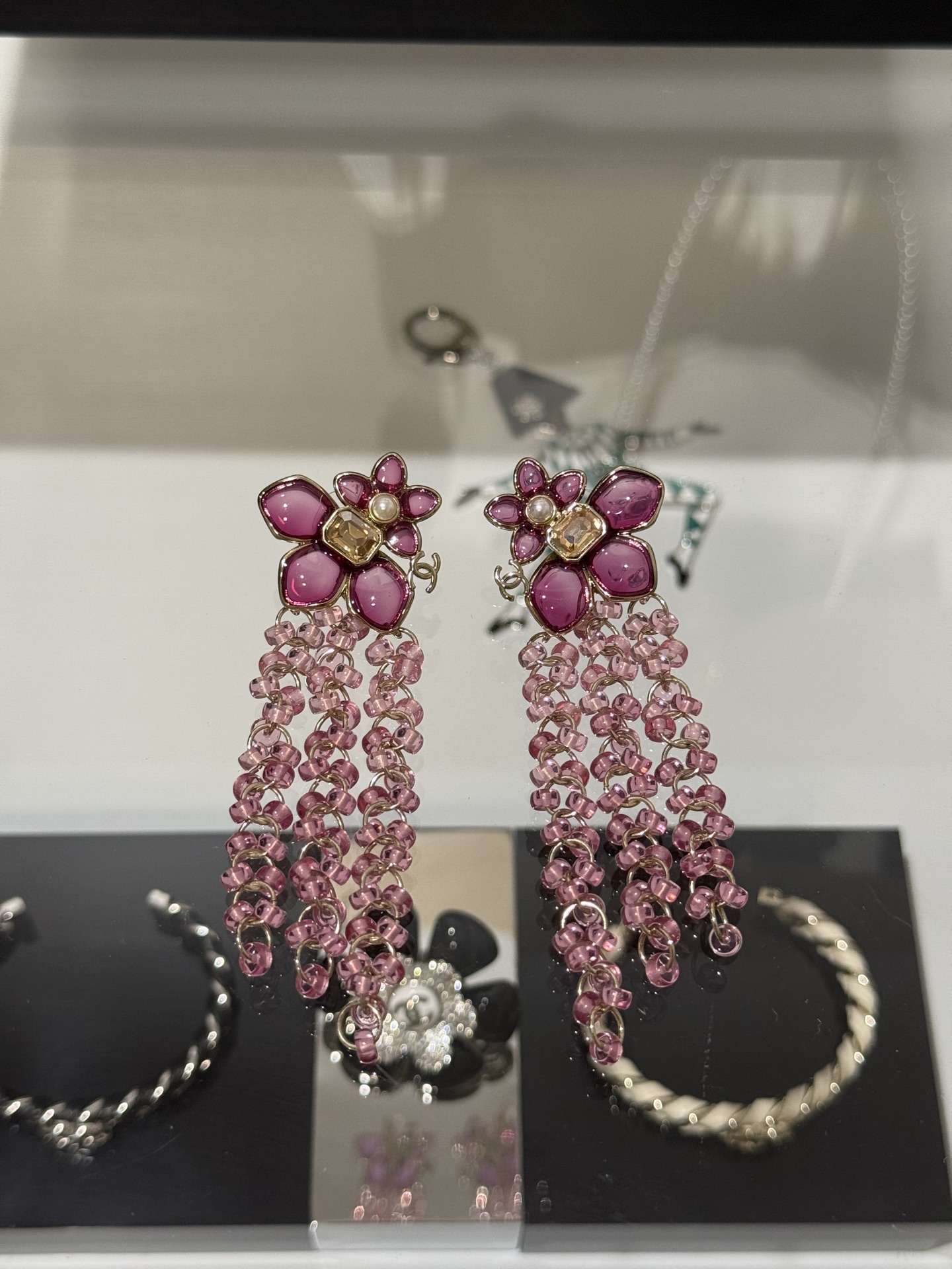 NO:816274,88300, Chanel 26c new pink flower pearl resin tassel crystal bead gold double C long earrings. The pink flower is decorated with champagne gold diamonds in the middle. It has a spring atmosphere. The transparent pink crystal bead tassel hanging is more smart and elegant. It is beautiful for dates, vacations and daily matching clothes.,chanel,earrings,Cardia high-end jewelry1986090988300,Chanel 26c新款粉色花朵珍珠树脂流苏水晶珠金色双c长耳环 粉花朵中间点缀香槟金钻 非常有春日气息 透粉色水晶珠流苏悬挂 更加灵动优雅 约会度假、日常搭配衣服都富有美感,,chanel,earrings,卡迪亚高端饰品,Jewelry
