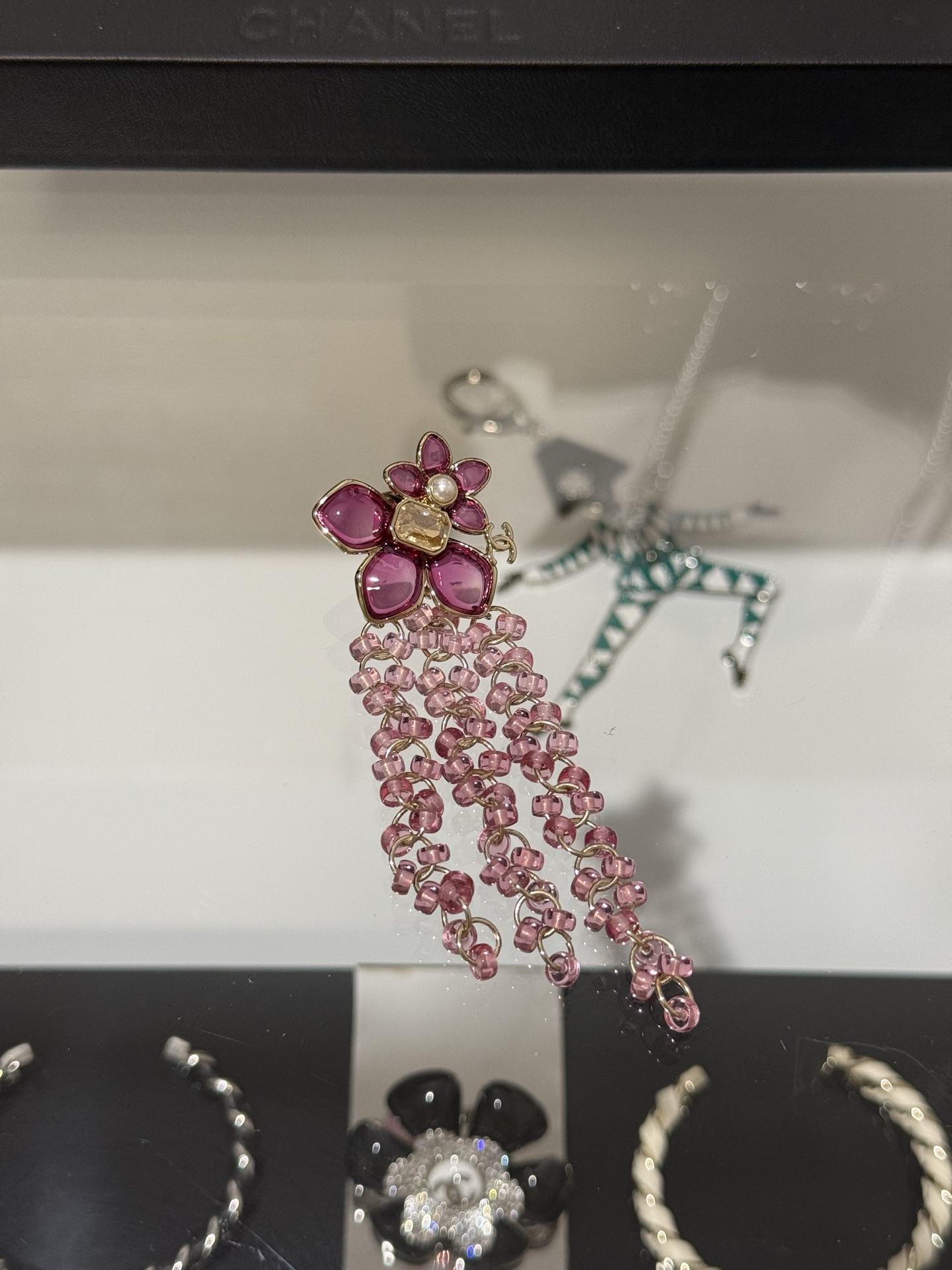 NO:720554,[New product sharing] Chanel 26c new pink flower pearl resin tassel crystal bead gold double C brooch. The pink flower is embellished with champagne gold diamonds in the middle. It has a spring atmosphere. The transparent pink crystal bead tassel hanging is more smart and elegant. It is beautiful for daily wear or date and vacation matching clothes. Chanel, brooch, breastpin, Cartier high-end jewelry19860909【新品分享】 Chanel 26c新款粉色花朵珍珠树脂流苏水晶珠金色双c胸针 粉花朵中间点缀香槟金钻 非常有春日气息 透粉色水晶珠流苏悬挂 更加灵动优雅 日常佩戴or约会度假搭配衣服都富有美感,,chanel,brooch，breastpin,卡迪亚高端饰品,Jewelry