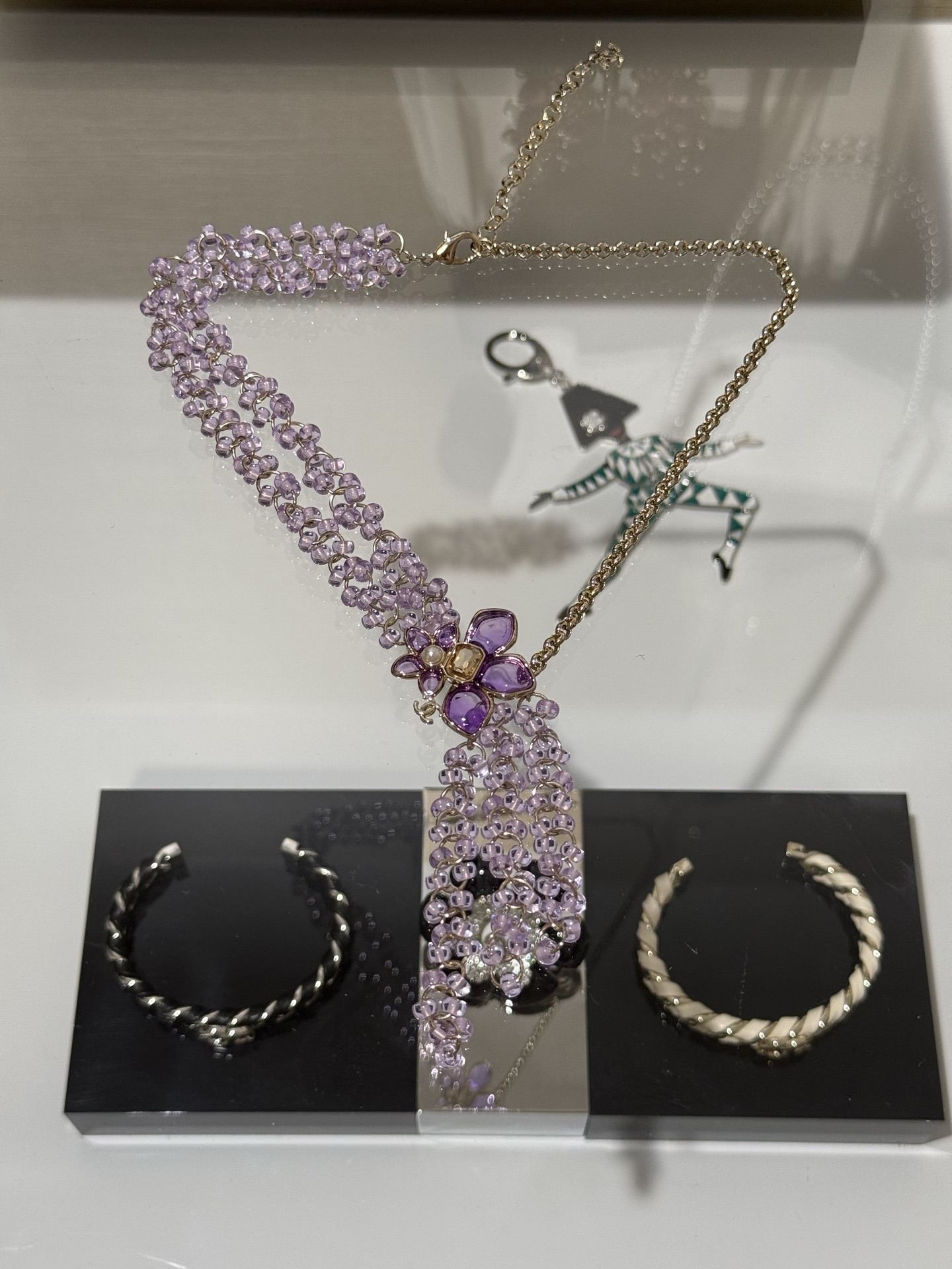 NO:720548,[New Product Sharing] Chanel 26c New Purple Flower Pearl Resin Gold Double C Tassel Crystal Bead Short Necklace Choker. The purple flowers are embellished with champagne gold diamonds in the middle. It is very springy. The transparent purple crystal beads tassel hanging is more flexible and elegant. It is beautiful for daily wear or date and vacation matching clothes. Chanel, necklace, Cartier high-end jewelry19860909【新品分享】 Chanel 26c新款紫色花朵珍珠树脂金色双c流苏水晶珠短项链颈链choker 紫花朵中间点缀香槟金钻 非常有春日气息 透紫色水晶珠流苏悬挂 更加灵动优雅 日常佩戴or约会度假搭配衣服都富有美感,,chanel,necklace,卡迪亚高端饰品,Jewelry