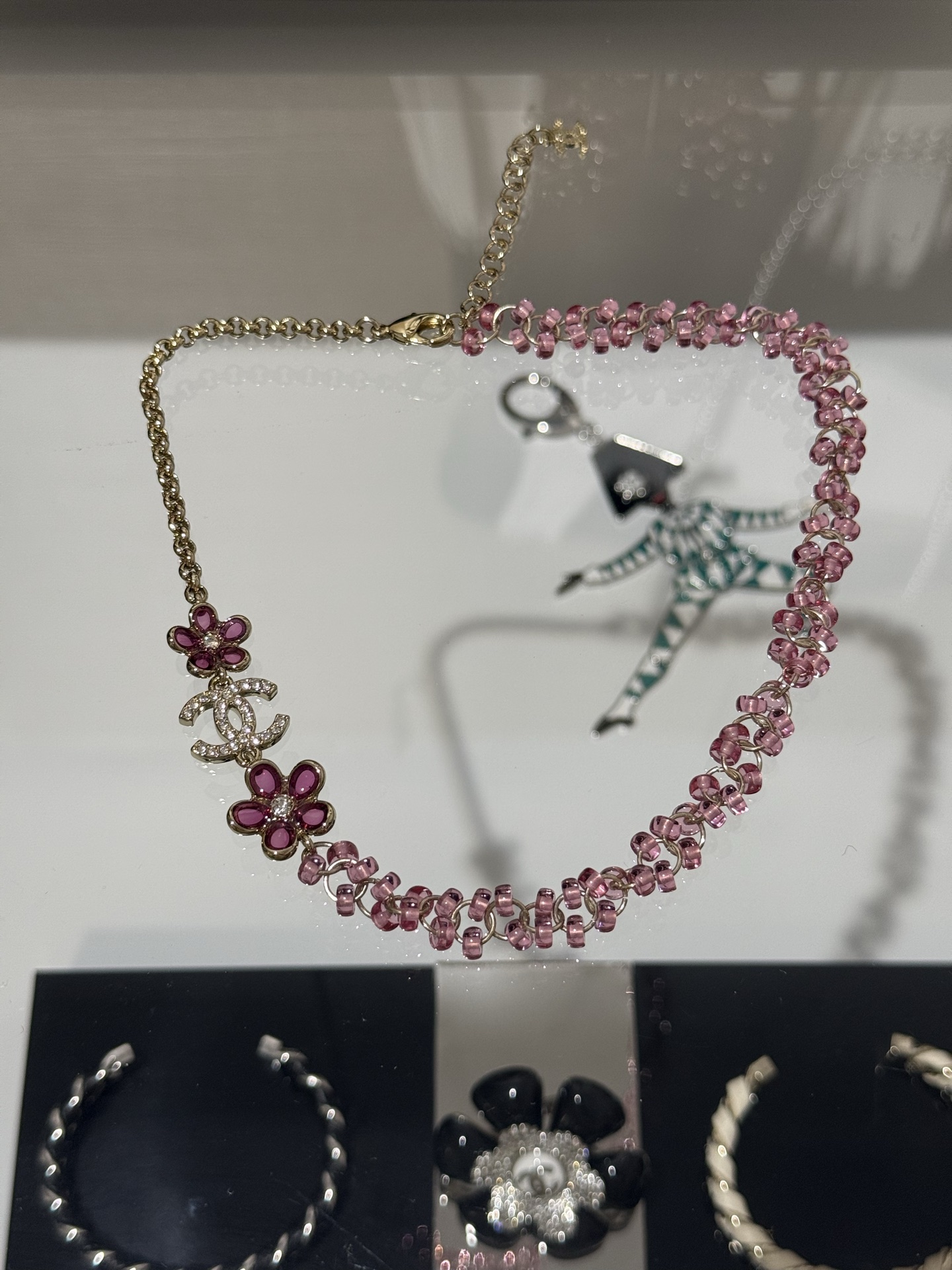 NO:816269,88300, Chanel 26c new pink flower resin crystal beads gold full diamond double C chain short necklace choker large and small pink flower splicing chain crystal bead design very spring atmosphere. It is full of fairy spirit when matched with clothes for the beginning of spring. Very beautiful, chanel, necklace, Cartier high-end jewelry1986090988300,Chanel 26c新款粉色花朵树脂水晶珠金色满钻双c链条短项链颈链choker 大小粉花朵拼接链条水晶珠设计 非常有春日气息 开春搭配衣服点缀仙气满满 非常貌美,,chanel,necklace,卡迪亚高端饰品,Jewelry