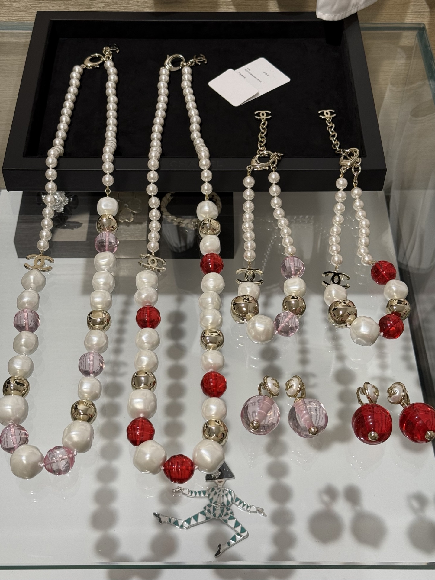 NO:720542,Chanel's new irregular pearl metal ball, pink red translucent resin crystal ball, light gold double C long chain sweater chain, choker necklace, ear clip, real photo collection, red romantic and high-end, very festive atmosphere, pink dreamy and sweet upper body full of fairy spirit, unique and artistic suit, photogenic and eye-catching, sisters who like this style must buy, chanel, sweaters, necklace, Cardia high-end jewelry19860909Chanel 新款不规则珍珠金属球粉色红色半透树脂水晶球浅金色双c长链毛衣链、短项链choker、耳夹 实拍图合集 红色浪漫高级 非常有节日氛围 粉色梦幻甜美 上身仙气十足 独特且有艺术感的套装 拍照上镜吸睛 喜欢这种风格的姐妹必入,,chanel,sweaters,necklace,卡迪亚高端饰品,Jewelry