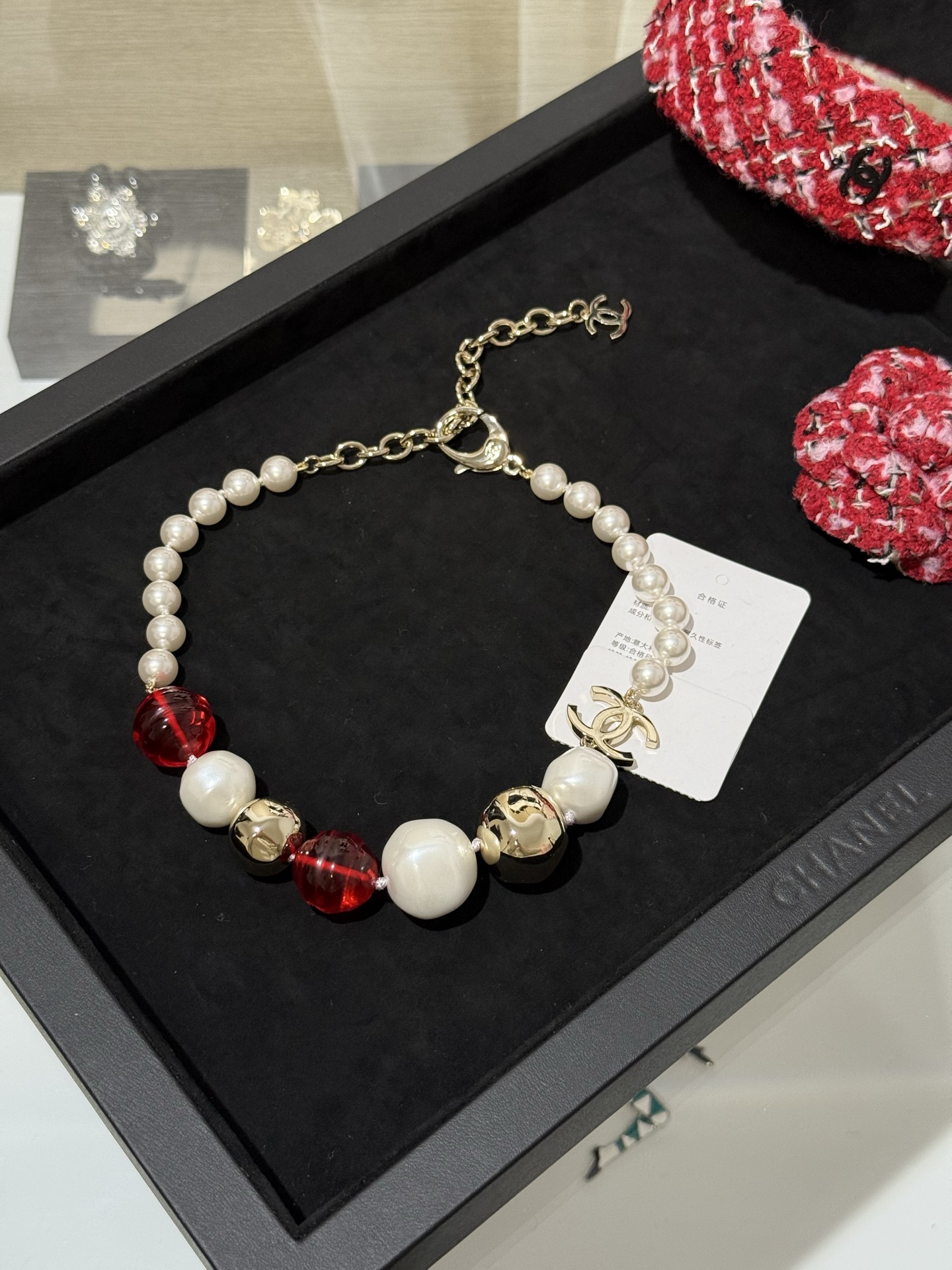 NO:720531,[New product sharing] Chanel's new red transparent resin crystal beads, irregular pearl metal beads, gold double C short necklace choker, a whole string of irregular pearls + metal beads design, unique and artistic, embellished with two red spiral crystal beads, romantic and high-end, holiday travel or attending parties, full of atmosphere, chanel, necklace, Cartier high-end jewelry19860909【新品分享】 Chanel 新款红色透明树脂水晶珠不规则珍珠金属珠金色双c短项链颈链choker 一整串不规则珍珠+金属珠设计 独特有艺术感 点缀两颗红色螺旋水晶珠 浪漫又高级 节假日旅游or出席聚会佩戴氛围感满满,,chanel,necklace,卡迪亚高端饰品,Jewelry