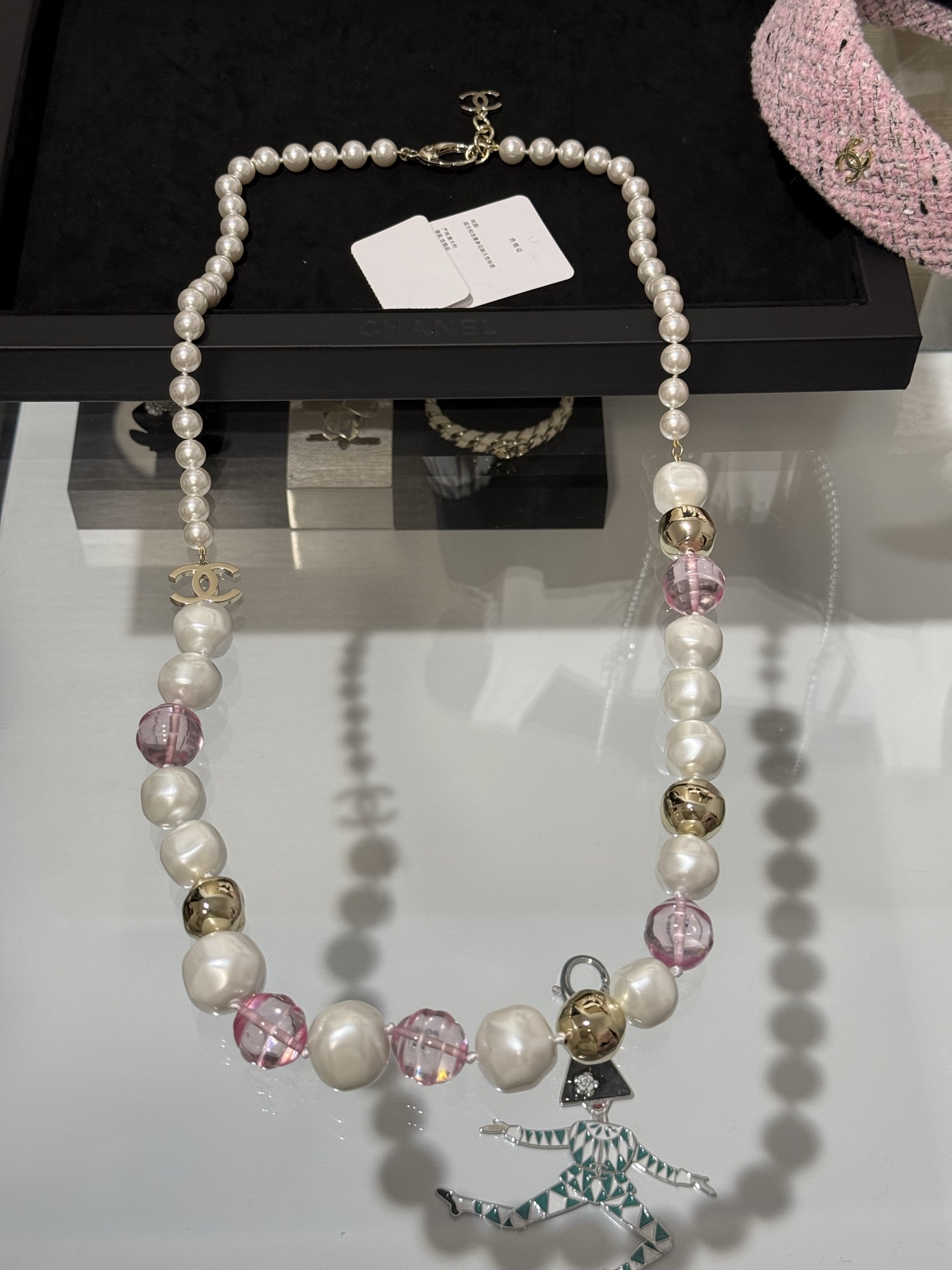 NO:720525,[New product sharing] Chanel's new pink transparent resin crystal beads irregular pearl metal beads gold double C long chain sweater chain necklace. A long string of irregular pearls + metal beads design, unique and artistic, embellished with five pink spiral crystal beads, dreamy and sweet, very eye-catching when worn on vacation or at a date party, chanel, sweaters, necklace, Cardia high-end jewelry19860909【新品分享】 Chanel 新款粉色透明树脂水晶珠不规则珍珠金属珠金色双c长链毛衣链项链 一长串不规则珍珠+金属珠设计 独特有艺术感 点缀五颗粉色螺旋水晶珠 梦幻又甜美 度假旅游or约会聚会佩戴都吸睛率十足,,chanel,sweaters,necklace,卡迪亚高端饰品,Jewelry