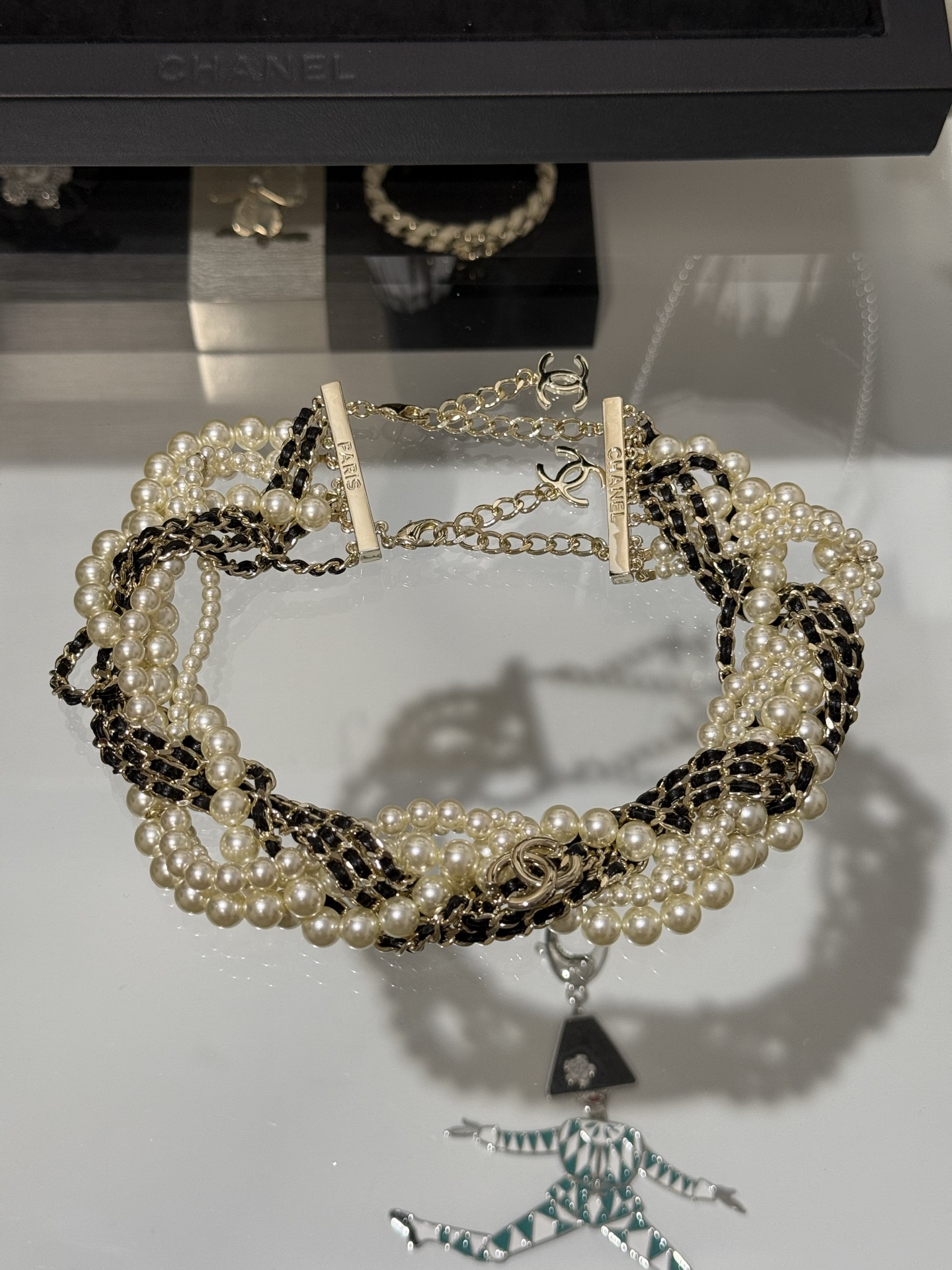 NO:721148,88450 [New product sharing] Chanel's new multi-layered pearl black lambskin chain gold double C short necklace choker multi-layered pearls and lambskin intertwined and entwined. Retro and very attractive. It has a full sense of layering when worn. It is suitable for daily/evening events,,chanel,necklace,sheepskin,Cardia high-end jewelry1986090988450【新品分享】 Chanel 新款多层珍珠黑色小羊皮穿链金色双c短项链颈链choker 多层珍珠与小羊皮交织缠绕 复古又非常耐看 戴上层次感满满 日常/晚宴都适配,,chanel,necklace,sheepskin,卡迪亚高端饰品,Jewelry