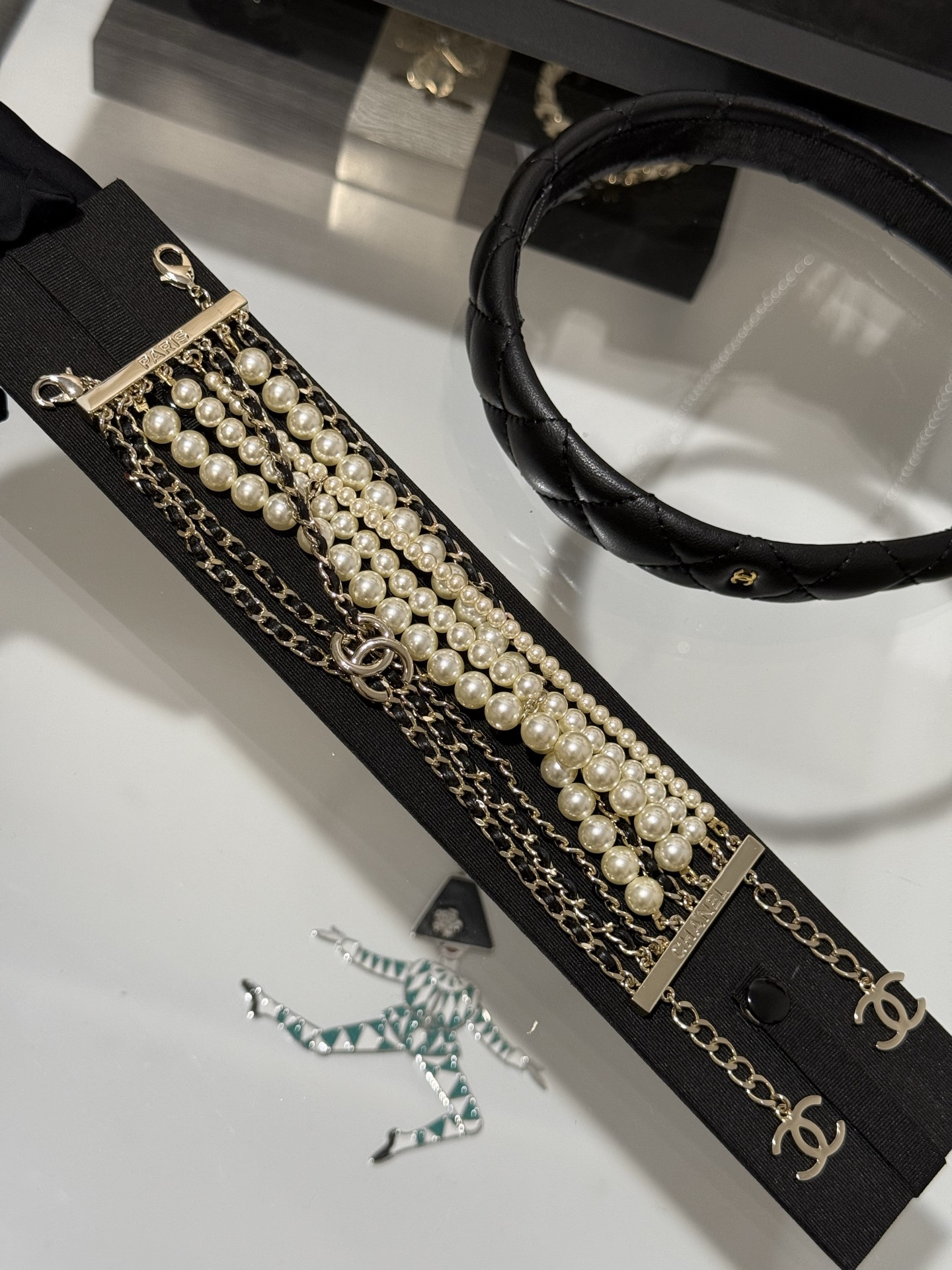 NO:721156,88350,Chanel's new multi-layered pearl black lambskin chain gold double C bracelet. Multi-layered pearls and lambskin are intertwined and intertwined. Retro and very attractive. It has a full sense of layering when worn. Suitable for daily/evening events,,chanel,bracelet,sheepskin,Cardia high-end jewelry1986090988350,Chanel 新款多层珍珠黑色小羊皮穿链金色双c手链 多层珍珠与小羊皮交织缠绕 复古又非常耐看 戴上层次感满满 日常/晚宴都适配,,chanel,bracelet,sheepskin,卡迪亚高端饰品,Jewelry