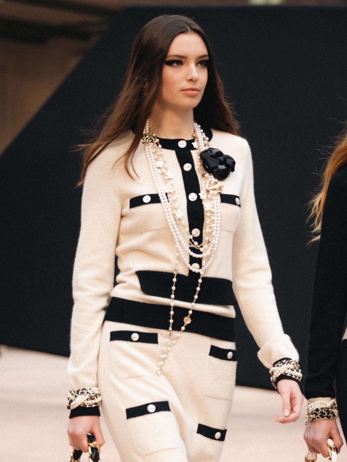 NO:816138,It is super high-end when paired with a black or white suit. It is versatile, durable and very classy. Lambskin pearl bracelet, bracelet, sheepskin, Cartier high-end jewelry19860909搭配黑色or白色套装都超高级 百搭耐看又非常显品位 小羊皮珍珠手链,,bracelet,sheepskin,卡迪亚高端饰品,Jewelry