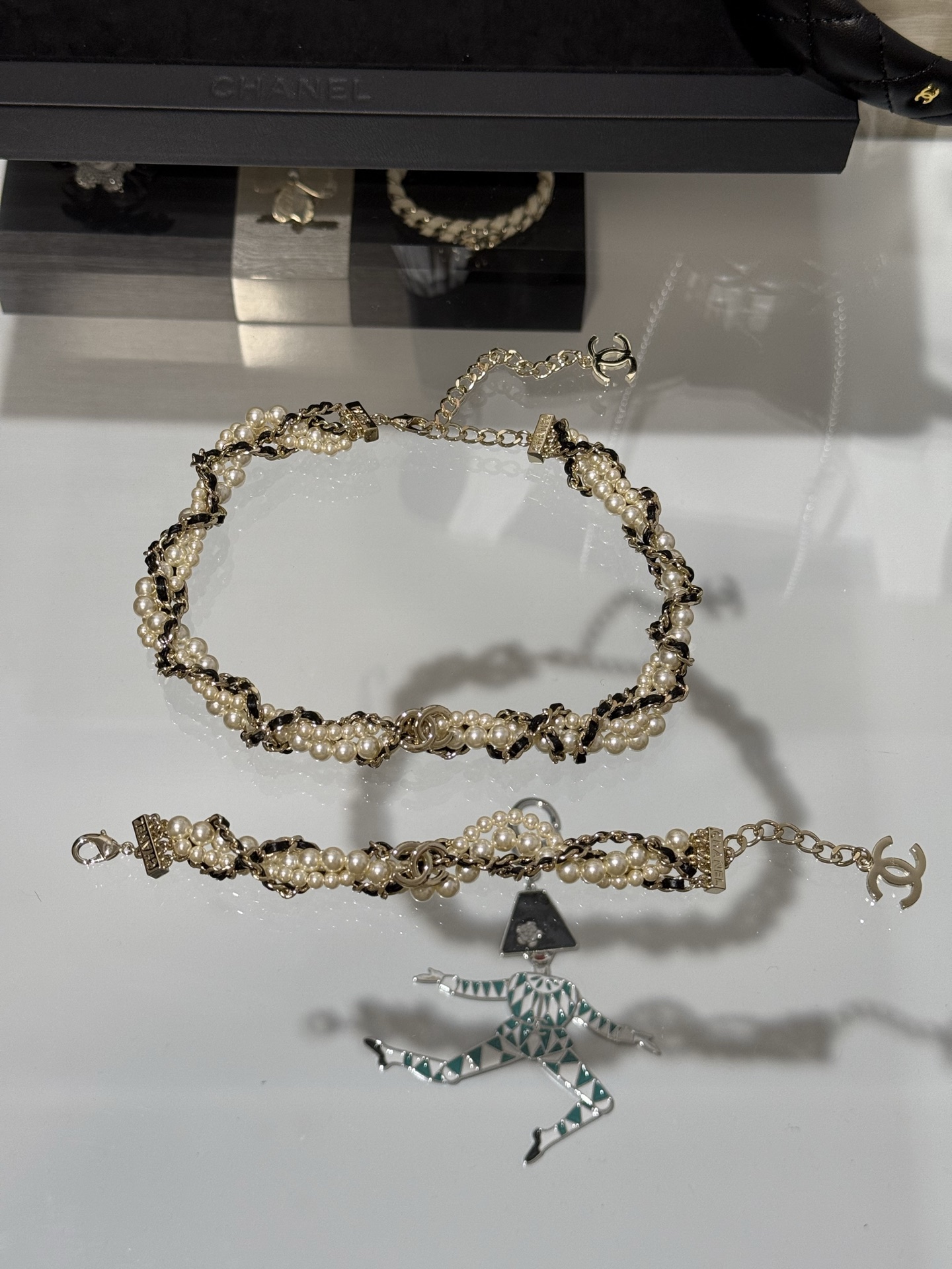 NO:721141,88280 [New product sharing] Chanel's new multi-layered pearl black lambskin chain gold double C short necklace choker multi-layered pearls and lambskin intertwined and entwined. Retro and very attractive. It has a full sense of layering when worn. It is suitable for daily/evening events,,chanel,necklace,sheepskin,Cardia high-end jewelry1986090988280【新品分享】 Chanel 新款多层珍珠黑色小羊皮穿链金色双c短项链颈链choker 多层珍珠与小羊皮交织缠绕 复古又非常耐看 戴上层次感满满 日常/晚宴都适配,,chanel,necklace,sheepskin,卡迪亚高端饰品,Jewelry