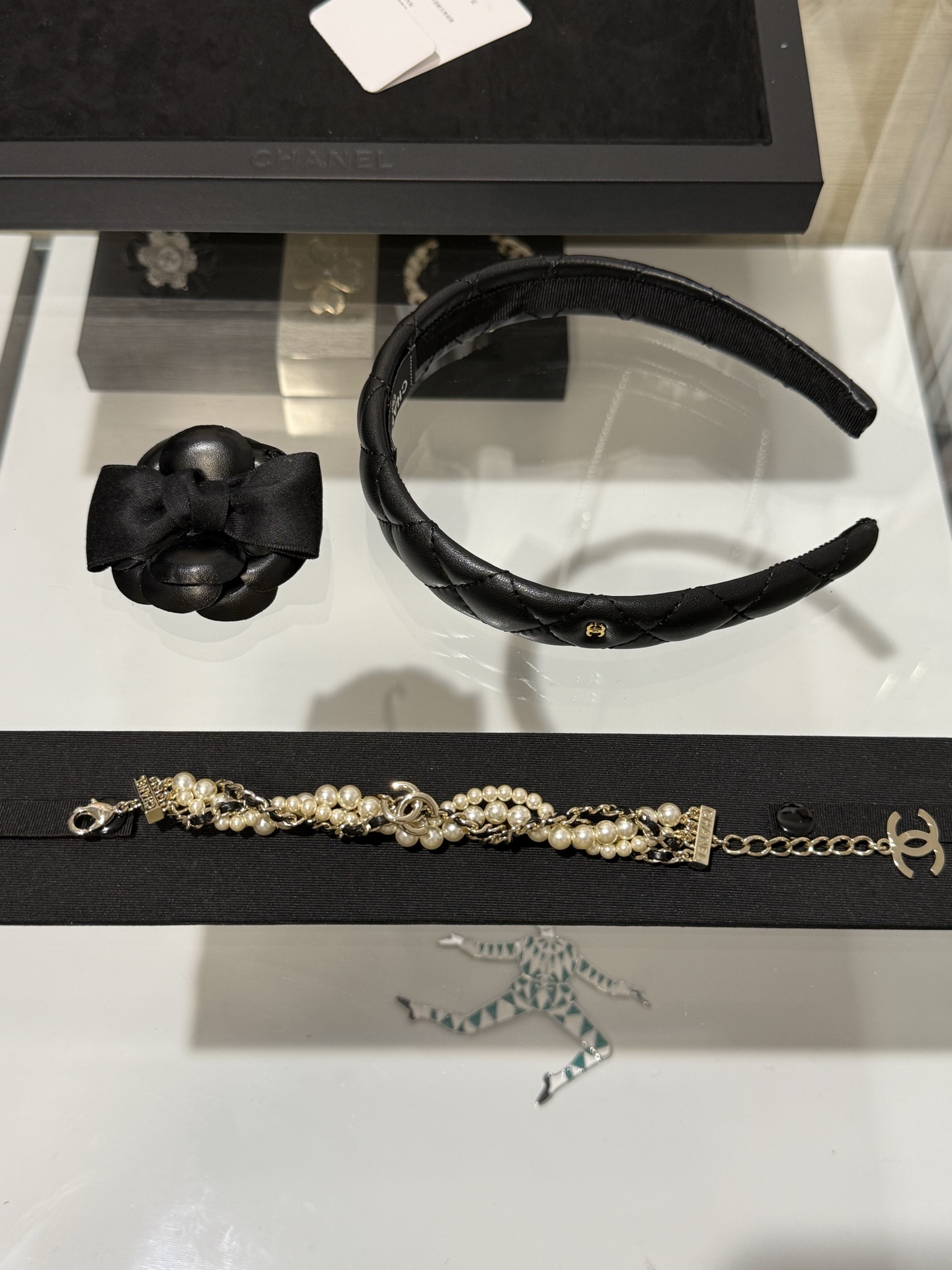 NO:720595,88240 [New product sharing] Chanel's new multi-layered pearl black lambskin chain gold double C bracelet. Multi-layered pearls and lambskin are intertwined and entangled. Retro and very attractive. It has a full sense of layering when worn. It is suitable for daily/evening events,,chanel,bracelet,sheepskin,Cardia high-end jewelry1986090988240【新品分享】 Chanel 新款多层珍珠黑色小羊皮穿链金色双c手链 多层珍珠与小羊皮交织缠绕 复古又非常耐看 戴上层次感满满 日常/晚宴都适配,,chanel,bracelet,sheepskin,卡迪亚高端饰品,Jewelry