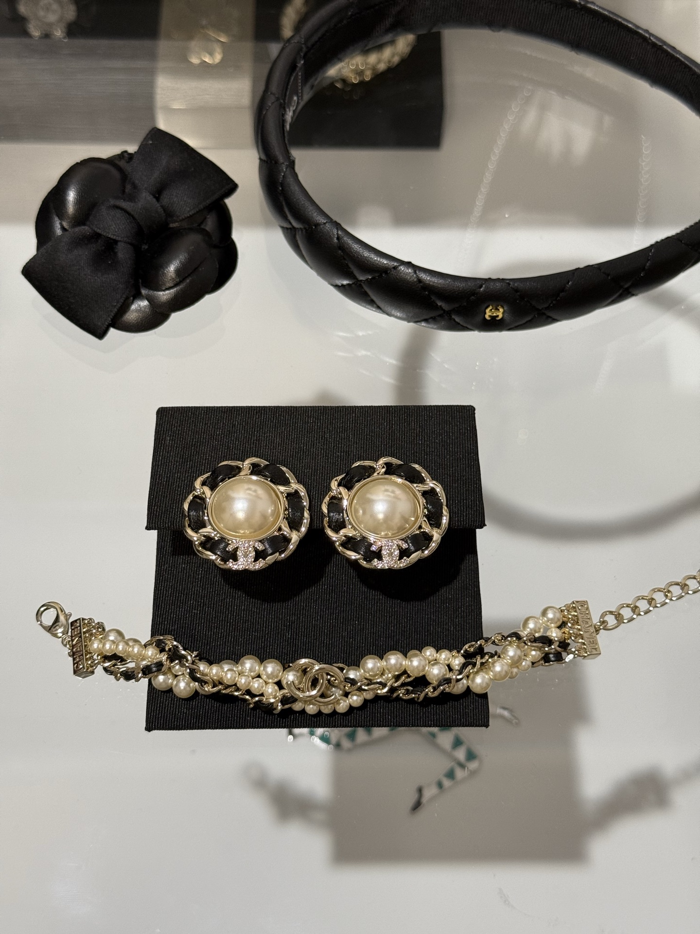 NO:721134,88220,Chanel's new lambskin chain light gold full diamond double C large pearl earrings. Large pearls + lambskin chain design. Elegant and retro. The large size upper body is very present. It is eye-catching when taking photos.,chanel,sheepskin,Cardia high-end jewelry1986090988220,Chanel 新款小羊皮穿链浅金色满钻双c大珍珠耳钉 大颗珍珠+小羊皮穿链设计 优雅又复古 大尺寸上身非常有存在感 拍照上镜吸睛,,chanel,sheepskin,卡迪亚高端饰品,Jewelry