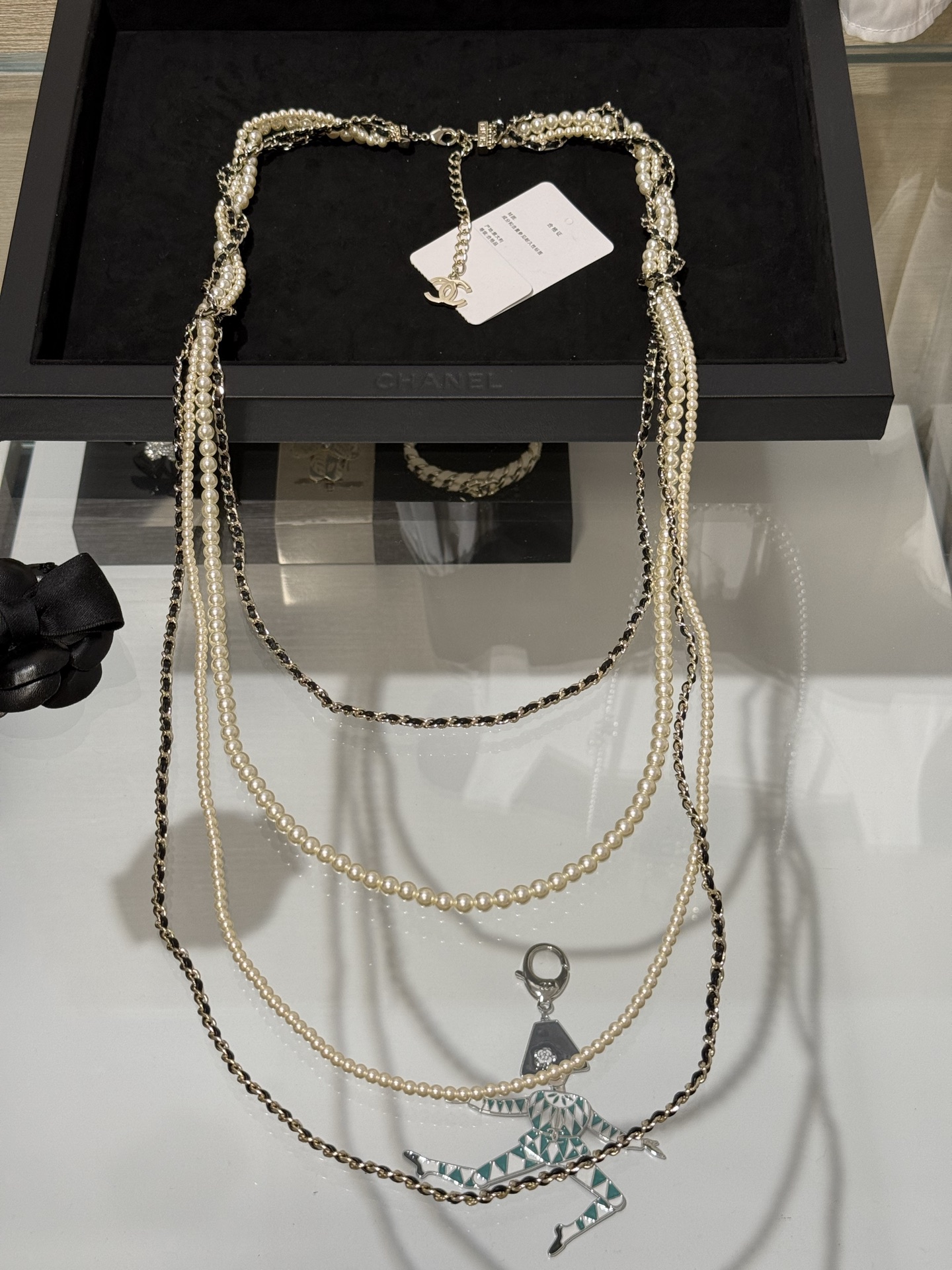 NO:721128,88460 [New product sharing] Chanel's new multi-layered pearl black lambskin chain gold double C tassel long chain sweater chain. Multi-layered pearls and lambskin are intertwined and intertwined. Retro and very attractive. It has a full sense of layering when worn. Suitable for daily/evening events,,chanel,sweaters,sheepskin,Cardia high-end jewelry1986090988460【新品分享】 Chanel 新款多层珍珠黑色小羊皮穿链金色双c流苏长链毛衣链 多层珍珠与小羊皮交织缠绕 复古又非常耐看 戴上层次感满满 日常/晚宴都适配,,chanel,sweaters,sheepskin,卡迪亚高端饰品,Jewelry