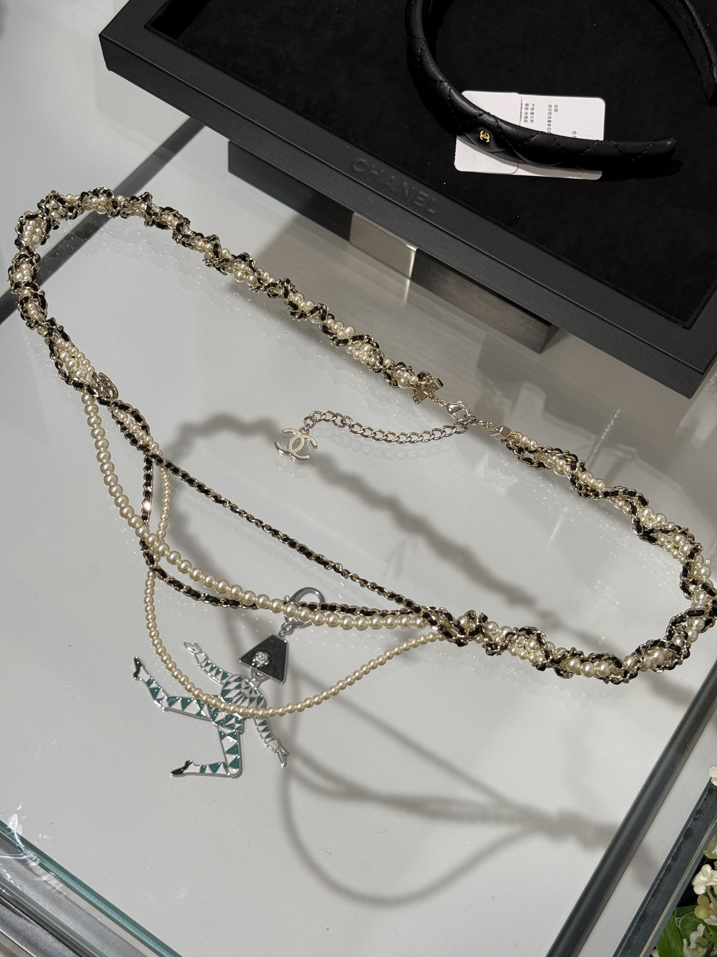 NO:721122,88460 [New Product Sharing] Chanel's new multi-layered pearl black lambskin chain gold double C tassel belt waist chain. Multi-layered pearls and lambskin are intertwined and intertwined. Retro and very attractive. It has a full sense of layering when worn. It is suitable for daily/evening parties,,chanel,sheepskin,Cardia high-end jewelry1986090988460【新品分享】 Chanel 新款多层珍珠黑色小羊皮穿链金色双c流苏腰带腰链 多层珍珠与小羊皮交织缠绕 复古又非常耐看 戴上层次感满满 日常/晚宴都适配,,chanel,sheepskin,卡迪亚高端饰品,Jewelry