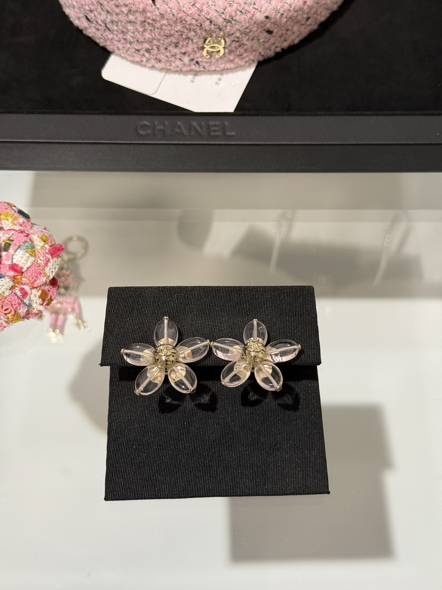 NO:720586,88200, Chanel 26c new light pink translucent flower resin gold button pattern double C earrings. Cherry blossom pink translucent petals make people's skin super white and tender. The golden double C button pattern stamens are matched to make it more sweet and noble. The spring outfit is decorated with gentleness and vitality~,,chanel,Cardia high-end jewelry1986090988200,Chanel 26c新款浅粉色半透花朵树脂金色纽纹双c耳钉 樱花粉半透明花瓣 衬的人肤色超级白嫩 金色双c纽纹花蕊搭配 更加甜美贵气 开春穿搭点缀温柔又有生命力～,,chanel,卡迪亚高端饰品,Jewelry