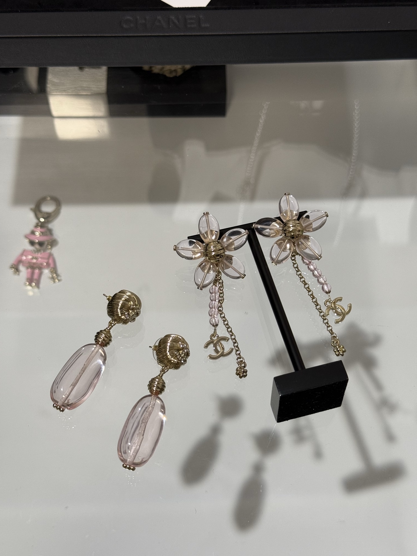 NO:720589,88220, Chanel 26c light pink translucent flower resin gold button pattern double C glass bead tassel long earrings. Cherry blossom pink translucent petals make people's skin super white and tender. Gold double C button pattern stamens + double tassel design is very sweet and smart. It is gentle and full of vitality to decorate the spring outfit~,,chanel,earrings,Cardia high-end jewelry1986090988220,Chanel 26c浅粉色半透花朵树脂金色纽纹双c琉璃珠流苏长耳环 樱花粉半透明花瓣 衬的人肤色超级白嫩 金色双c纽纹花蕊+双流苏设计 非常甜美灵动 开春穿搭点缀温柔又富有生命力～,,chanel,earrings,卡迪亚高端饰品,Jewelry