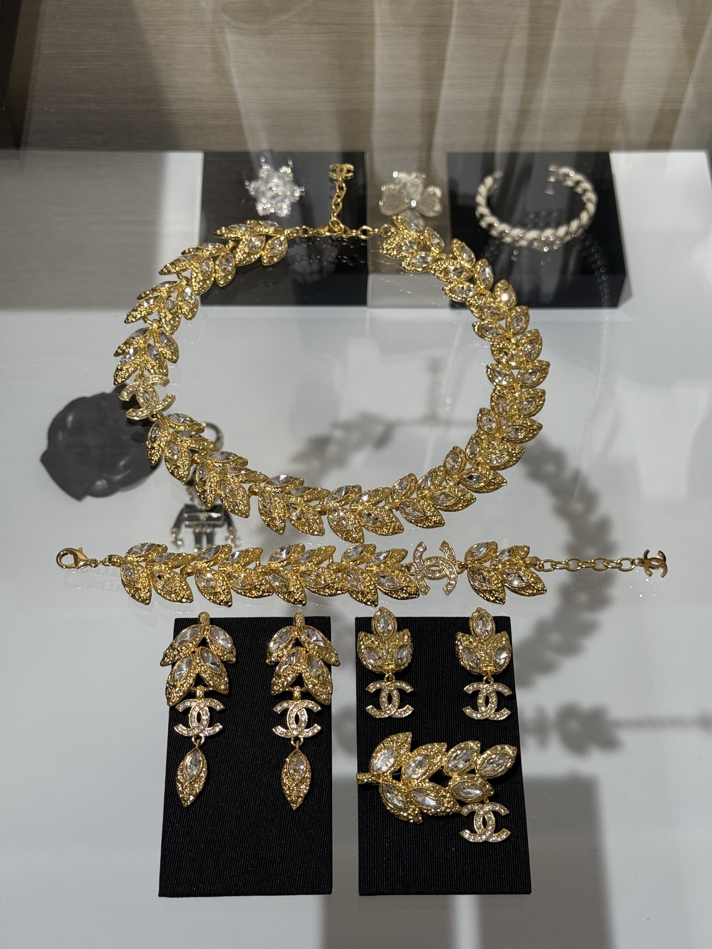 NO:720979,Chanel 26c early spring vacation series golden gilt wheat ears full of diamonds, double c lava crystal diamond accessories, necklace choker, bracelet, earrings, brooch, real photo collection. The luster of gilt wheat ears is so beautiful and noble~ It has the feeling of being a high-end pearl. When you wear it, you will be a wealthy daughter.  Wear high-end jewelry for a date dinner or important occasion, chanel, earrings, necklace, brooch, breastpin, bracelet, Cartier high-end jewelry19860909Chanel 26c早春度假系列金色鎏金麦穗满钻双c熔岩晶钻配饰 项链颈链choker、手链、耳环、胸针 实拍图合集 鎏金麦穗光泽感实在太美太贵气～ 有高珠即视感 戴上就是妥妥的富家千金 约会晚宴or出席重要场合佩戴高级感满满,,chanel,earrings,necklace,brooch，breastpin,bracelet,卡迪亚高端饰品,Jewelry