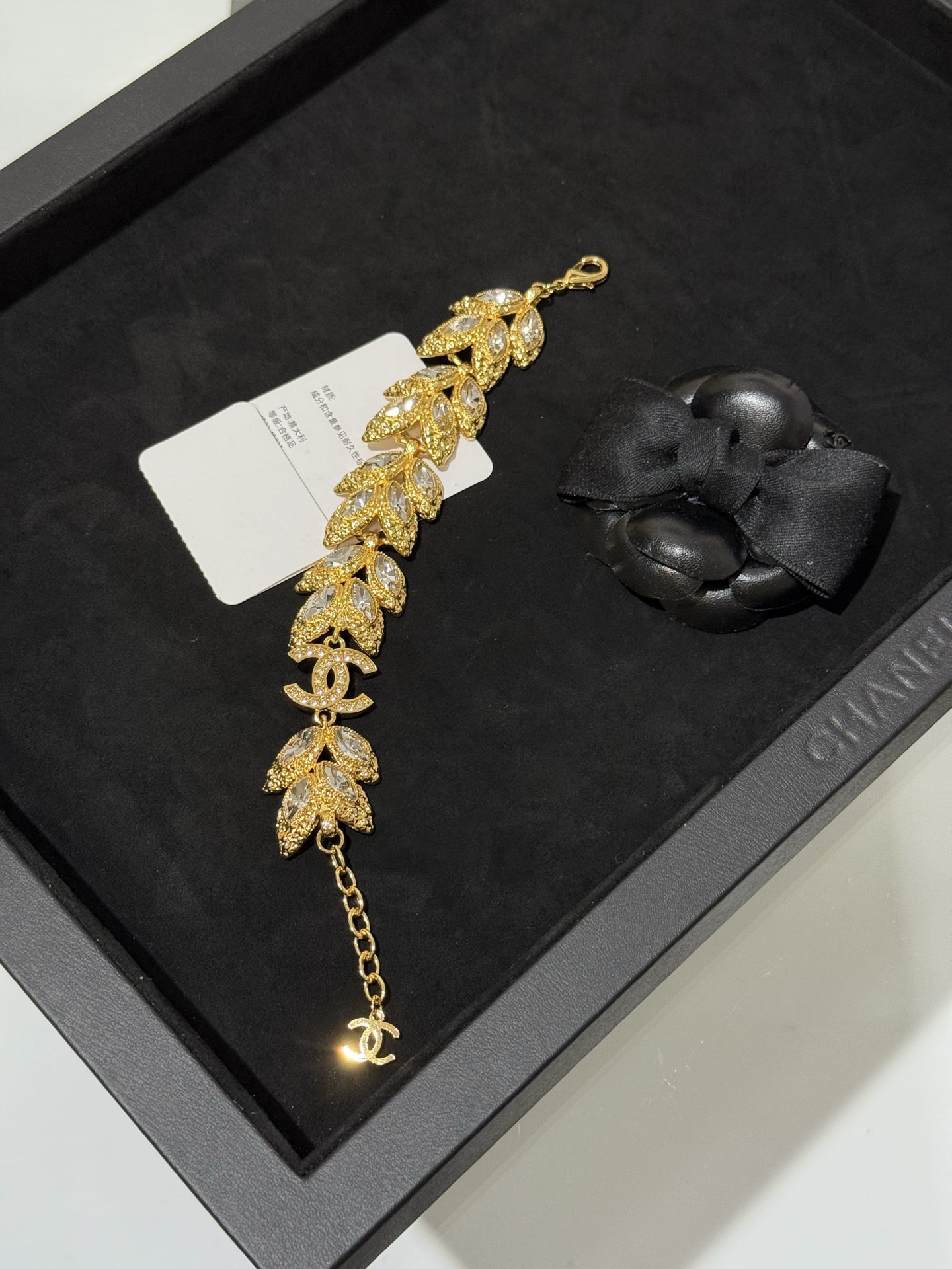 NO:721005,88240 [New product sharing] Chanel 26c new golden gilt wheat ears full of diamonds and double c lava crystal diamond bracelet. The whole row of wheat ears is so beautiful and noble~ Inlaid with marquise diamonds + gilt lava craftsmanship, it has a very high-end sense of sight. Wear it on a date, dinner or important occasion, it will look like a rich lady, chanel, bracelet, Cartier high-end jewelry1986090988240【新品分享】 Chanel 26c新款金色鎏金麦穗满钻双c熔岩晶钻手链 一整排麦穗实在太美太贵气～ 镶嵌马眼钻+鎏金熔岩工艺 非常有高珠即视感 约会晚宴or重要场合佩戴就是妥妥的富家千金大小姐,,chanel,bracelet,卡迪亚高端饰品,Jewelry