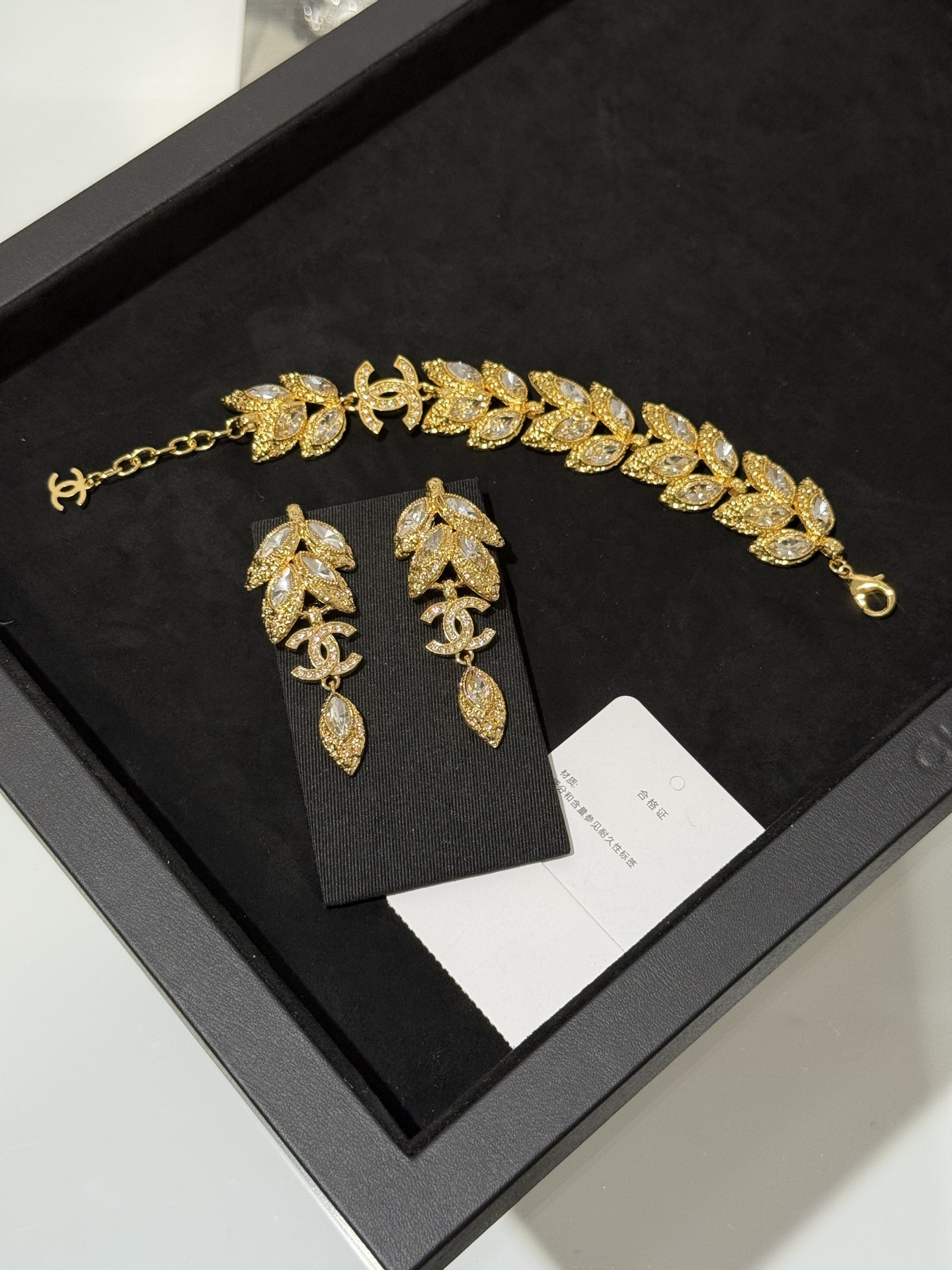 NO:721010,[New product sharing] 88220, Chanel 26c new golden gilt wheat ears full of diamonds and double c lava crystal diamond tassel long earrings. The whole bunch of wheat ears is so beautiful and noble~ Inlaid with marquise diamonds + gilt lava craftsmanship, it has a very high-end eye-catching feeling. Wear it on a date dinner or important occasion, and you will look like a rich lady, chanel, earrings, Cartier high-end jewelry19860909【新品分享】 88220,Chanel 26c新款金色鎏金麦穗满钻双c熔岩晶钻流苏长耳环 一整串麦穗实在太美太贵气～ 镶嵌马眼钻+鎏金熔岩工艺 非常有高珠即视感 约会晚宴or重要场合佩戴就是妥妥的富家千金大小姐,,chanel,earrings,卡迪亚高端饰品,Jewelry