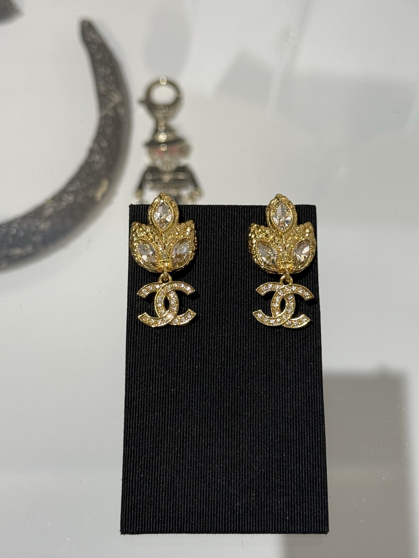 NO:720986,88180 [New product sharing] Chanel 26c new golden gilt wheat ears full of diamonds and double c lava crystal diamond earrings. The gilt wheat ears are so beautiful and noble. They have a strong luster. Inlaid with marquise diamonds + gilt lava craftsmanship, they have a very high-end look. Wear them on dates, dinners or important occasions, and you will look like a rich lady, chanel, earrings, Cartier high-end jewelry.1986090988180【新品分享】 Chanel 26c新款金色鎏金麦穗满钻双c熔岩水晶钻耳环 鎏金麦穗实在太美太贵气 光泽感超强 镶嵌马眼钻+鎏金熔岩工艺 非常有高珠即视感 约会晚宴or重要场合佩戴就是妥妥的富家千金大小姐,,chanel,earrings,卡迪亚高端饰品,Jewelry