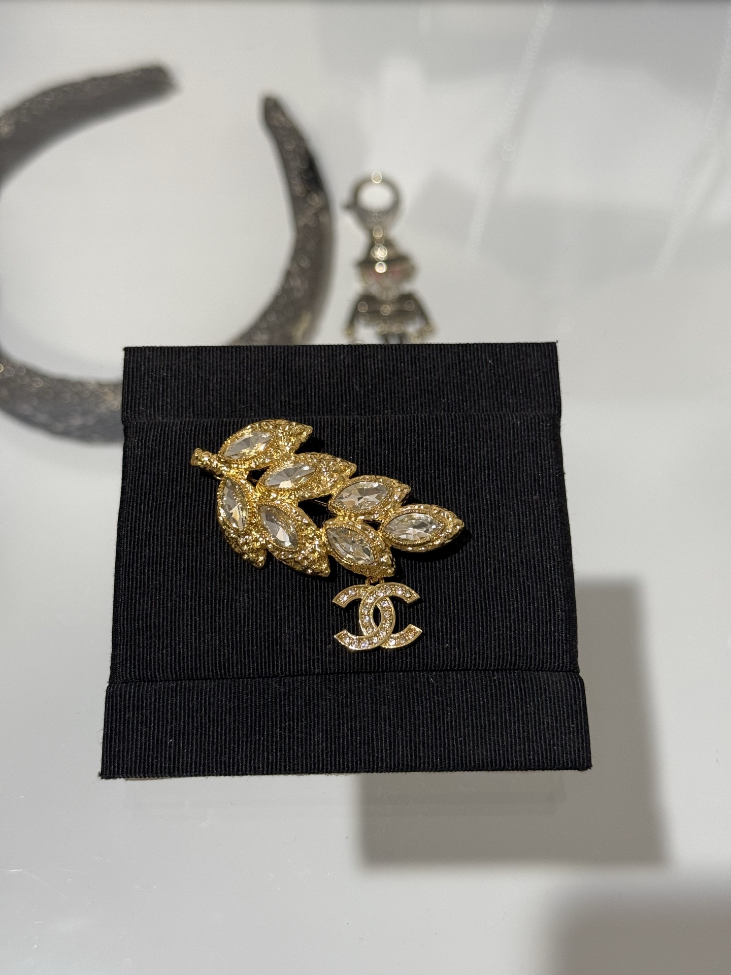 NO:720992,[New product sharing] 88200Chanel 26c new golden gilt wheat ears full of diamonds and double c lava crystal diamond brooch. The gilt wheat ears are so beautiful and noble. The luster is super strong. Inlaid with marquise diamonds + gilt lava craftsmanship, it has a very high-end sense of sight. Wear it on a date dinner or important occasion, and you will look like a rich lady, chanel, brooch, breastpin, Cartier high-end jewelry.19860909【新品分享】 88200Chanel 26c新款金色鎏金麦穗满钻双c熔岩水晶钻胸针 鎏金麦穗实在太美太贵气 光泽感超强 镶嵌马眼钻+鎏金熔岩工艺 非常有高珠即视感 约会晚宴or重要场合佩戴就是妥妥的富家千金大小姐,,chanel,brooch，breastpin,卡迪亚高端饰品,Jewelry