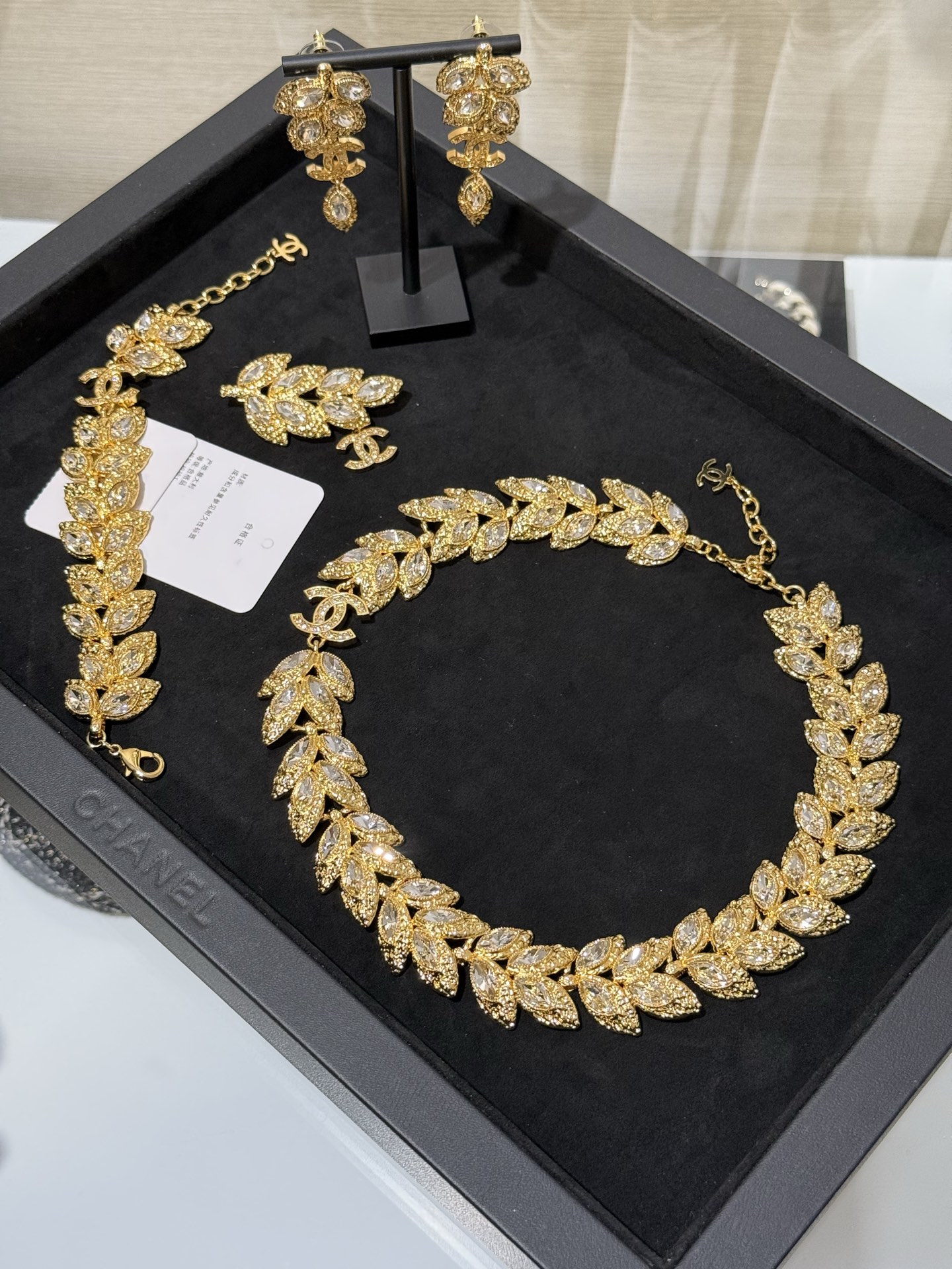 NO:720999,88380 [New product sharing] Chanel 26c new golden gilt wheat ears full of diamonds and double C lava crystal diamond short necklace choker. The whole row of wheat ears is so beautiful and noble~ Inlaid with marquise diamonds + gilt lava craftsmanship, it has a very high-end look. Wear it on a date dinner or important occasion, and you will look like a wealthy lady, chanel, necklace, Cartier high-end jewelry1986090988380【新品分享】 Chanel 26c新款金色鎏金麦穗满钻双c熔岩晶钻短项链颈链choker 一整排麦穗实在太美太贵气～ 镶嵌马眼钻+鎏金熔岩工艺 非常有高珠即视感 约会晚宴or重要场合佩戴就是妥妥的富家千金大小姐,,chanel,necklace,卡迪亚高端饰品,Jewelry