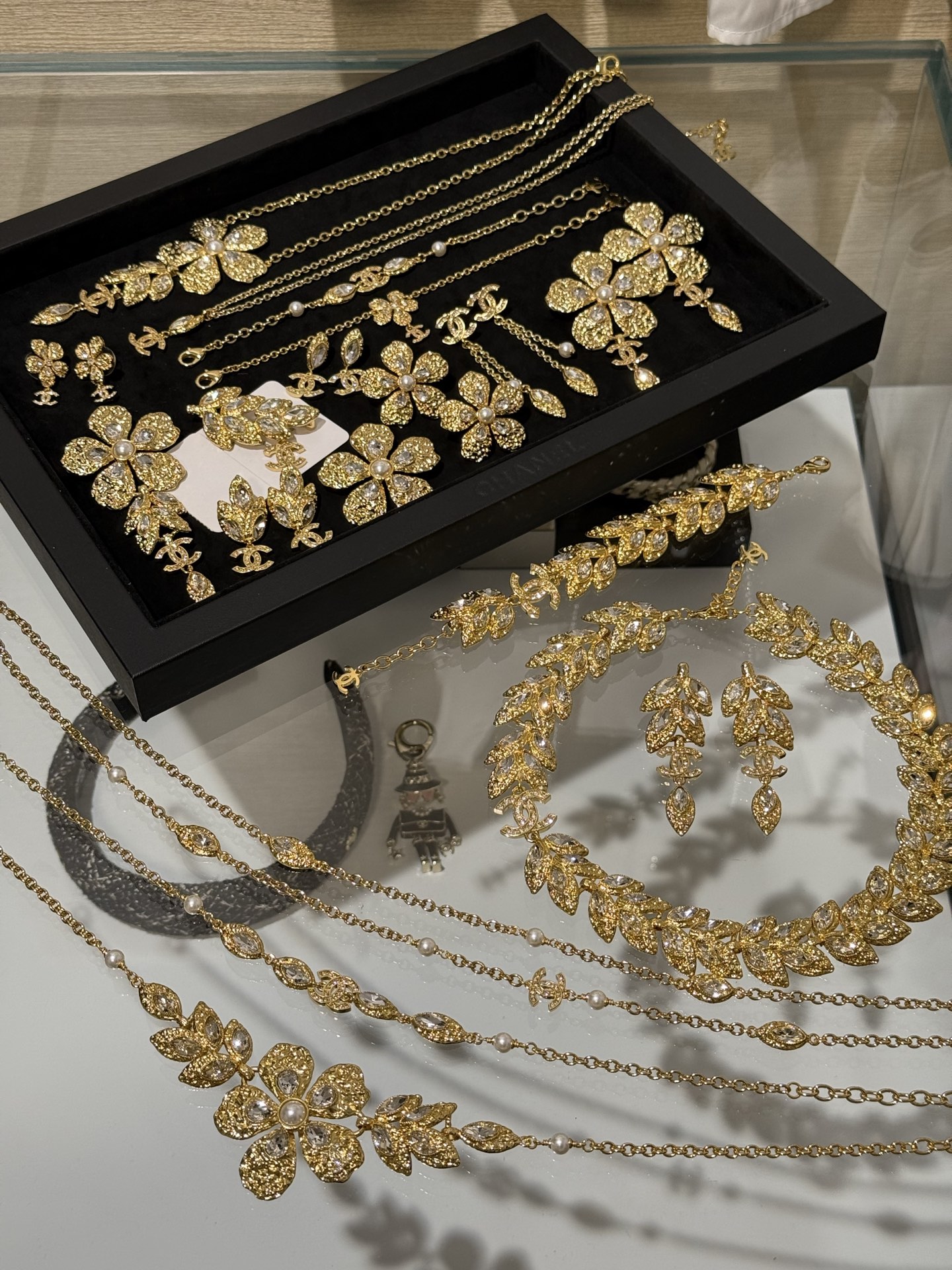 NO:720606,Chanel 26c early spring vacation series golden gilt flowers and wheat ears full of diamonds double c lava crystal diamond accessories necklace long chain sweater chain, short chain choker, bracelet, earrings, brooch Collection of real photos The luster of the gilt wheat ears is so beautiful and noble~ It gives the impression of high-quality beads. When you wear it, you will be a wealthy daughter.  Wear high-end jewelry for a date dinner or important occasion, chanel, sweaters, earrings, necklace, brooch, breastpin, bracelet, Cartier high-end jewelry19860909Chanel 26c早春度假系列金色鎏金花朵麦穗满钻双c熔岩晶钻配饰 项链长链毛衣链、短链颈链choker、手链、耳环、胸针 实拍图合集 鎏金麦穗光泽感实在太美太贵气～ 有高珠即视感 戴上就是妥妥的富家千金 约会晚宴or出席重要场合佩戴高级感满满,,chanel,sweaters,earrings,necklace,brooch，breastpin,bracelet,卡迪亚高端饰品,Jewelry