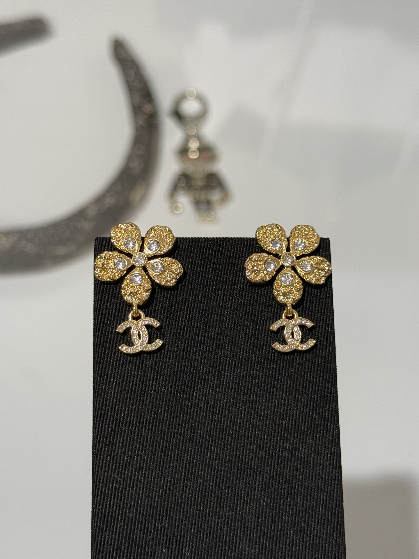 NO:741529,88180 [New product sharing] Chanel 26c new golden gilt lava flower full diamond double C crystal diamond earrings Lava diamond flower + full diamond double C design, beautiful and noble, wear it for daily matching or date dinner, it will be the most beautiful flower of wealth in the world,,chanel,earrings,Cardia high-end jewelry1986090988180【新品分享】 Chanel 26c新款金色鎏金熔岩花朵满钻双c水晶钻耳环 熔岩镶钻花朵+满钻双c设计 又美又贵气 日常搭配or约会晚宴戴上就是人间最美富贵花,,chanel,earrings,卡迪亚高端饰品,Jewelry