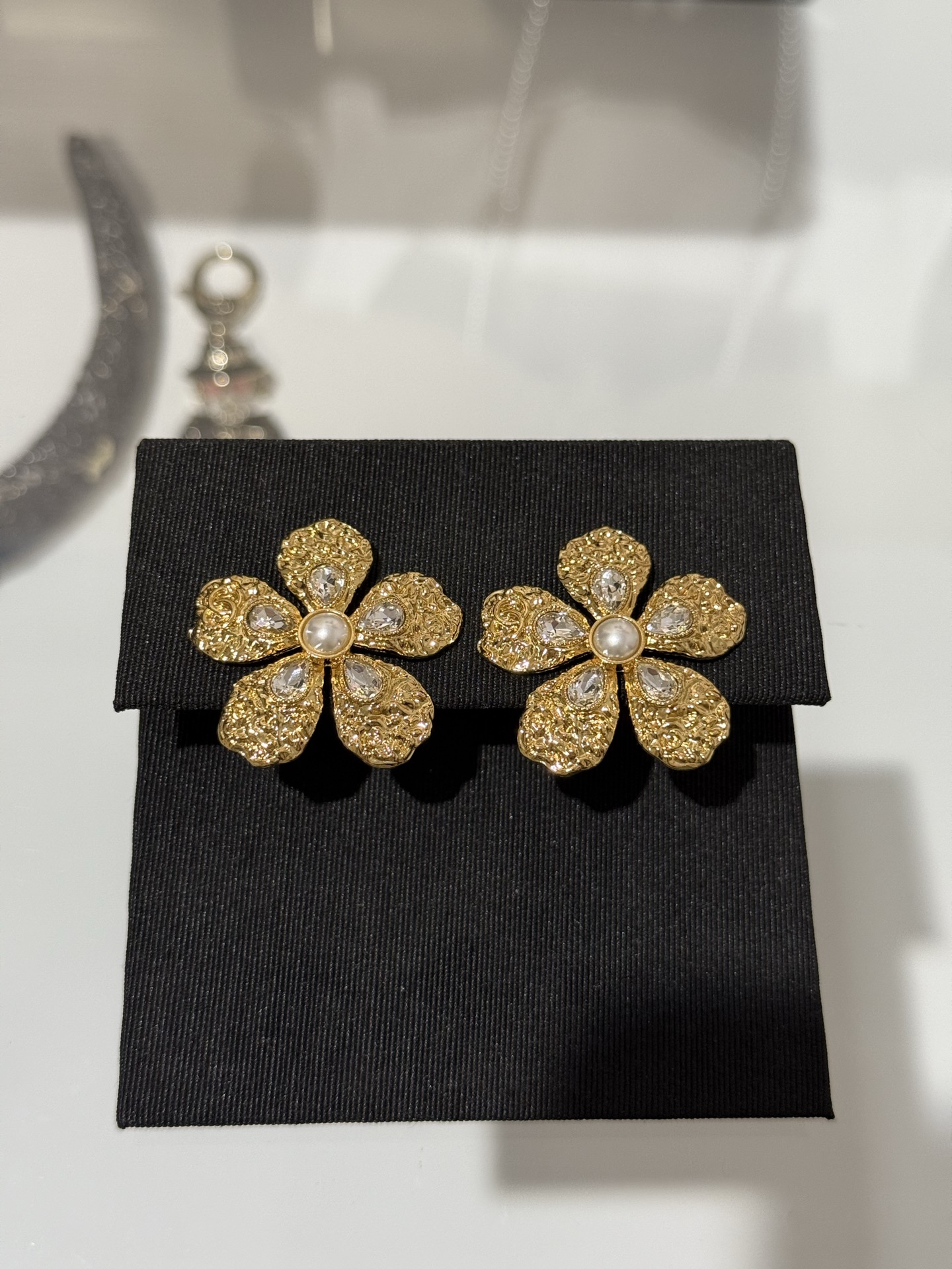 NO:741527,88180 [New product sharing] Chanel 26c new golden gilt lava flower double c pearl crystal diamond stud earrings. Lava diamond petals + pearl stamen design. Beautiful and noble. Wear it for daily matching or date dinner, it will be the most beautiful flower of wealth in the world, chanel, Cartier high-end jewelry1986090988180【新品分享】 Chanel 26c新款金色鎏金熔岩花朵双c珍珠水晶钻耳钉 熔岩镶钻花瓣+珍珠花蕊设计 又美又贵气 日常搭配or约会晚宴戴上就是人间最美富贵花,,chanel,卡迪亚高端饰品,Jewelry