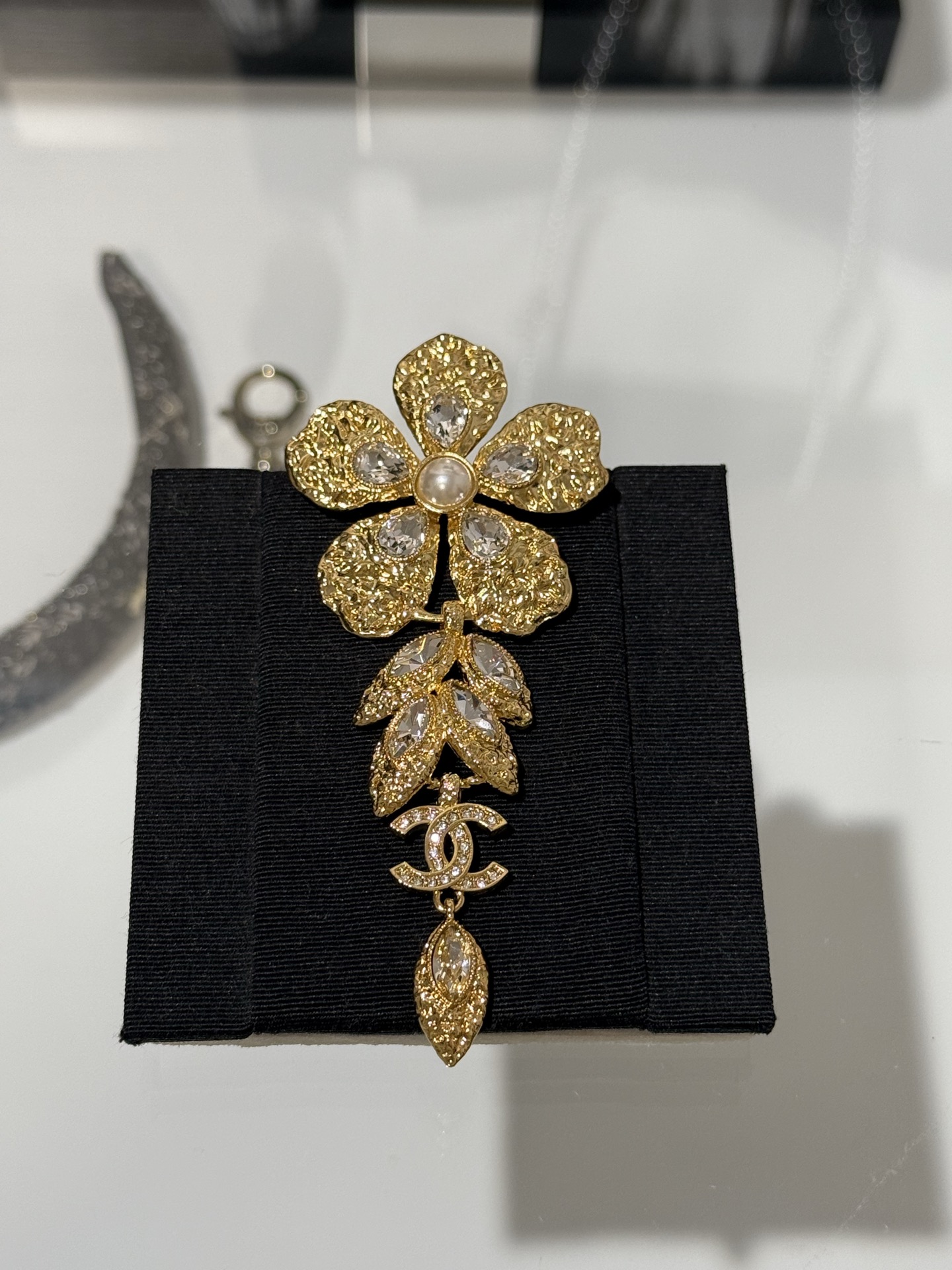 NO:720611,88200 [New product sharing] Chanel 26c new golden gilt lava flower wheat ears full of diamonds double C pearl crystal diamond tassel brooch. Extra large size. It is very present when embellished with sweater coat. Lava diamond petals + pearl stamen design is beautiful and noble. Hanging rhinestone double C tassel gold leaves are more agile.  Wear it for daily matching or date dinner, you will be the most beautiful flower of wealth in the world, chanel, sweaters, brooch, breastpin, Cartier high-end jewelry1986090988200【新品分享】 Chanel 26c新款金色鎏金熔岩花朵麦穗满钻双c珍珠水晶钻流苏胸针 超大尺寸 点缀毛衣大衣非常有存在感 熔岩镶钻花瓣+珍珠花蕊设计 又美又贵气 悬挂水钻双c流苏金叶子 更加有灵动感 日常搭配or约会晚宴戴上就是人间最美富贵花,,chanel,sweaters,brooch，breastpin,卡迪亚高端饰品,Jewelry