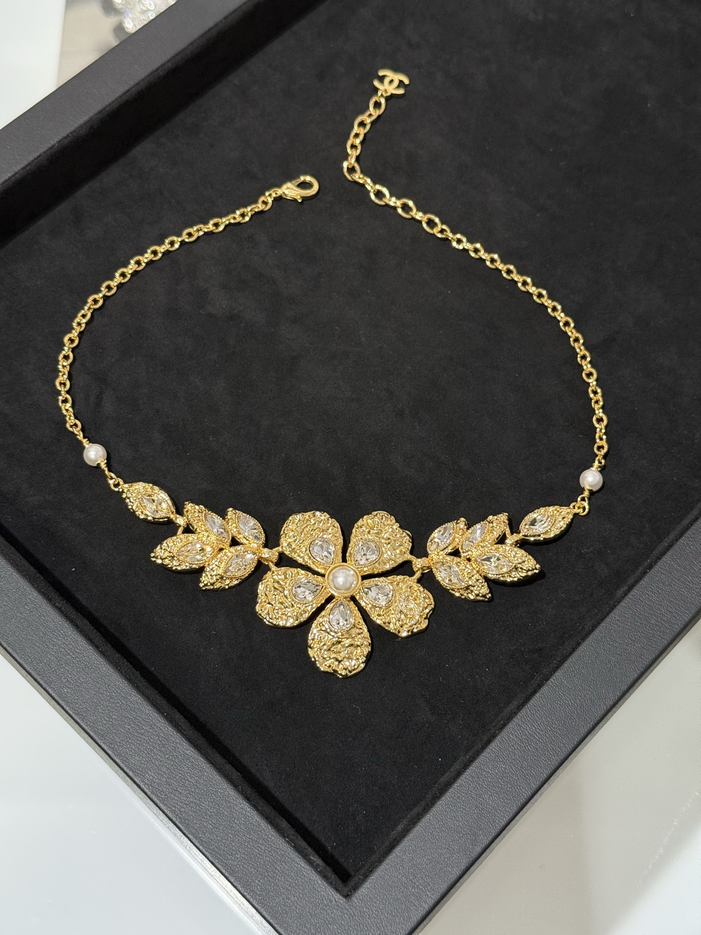 NO:741526,88240 [New product sharing] Chanel 26c new golden gilt lava flower wheat ear double c pearl crystal diamond short necklace choker lava diamond petal + pearl stamen design, beautiful and noble. Wheat ear leaf rhinestone embellishment on both sides. High beads are full of visual sense. Wear it for daily matching or date dinner, it will be the most beautiful wealth flower in the world, chanel, necklace, Cartier high-end jewelry1986090988240【新品分享】 Chanel 26c新款金色鎏金熔岩花朵麦穗双c珍珠水晶钻短项链颈链choker 熔岩镶钻花瓣+珍珠花蕊设计 又美又贵气 双侧麦穗叶子水钻点缀 高珠即视感满满 日常搭配or约会晚宴戴上就是人间最美富贵花,,chanel,necklace,卡迪亚高端饰品,Jewelry