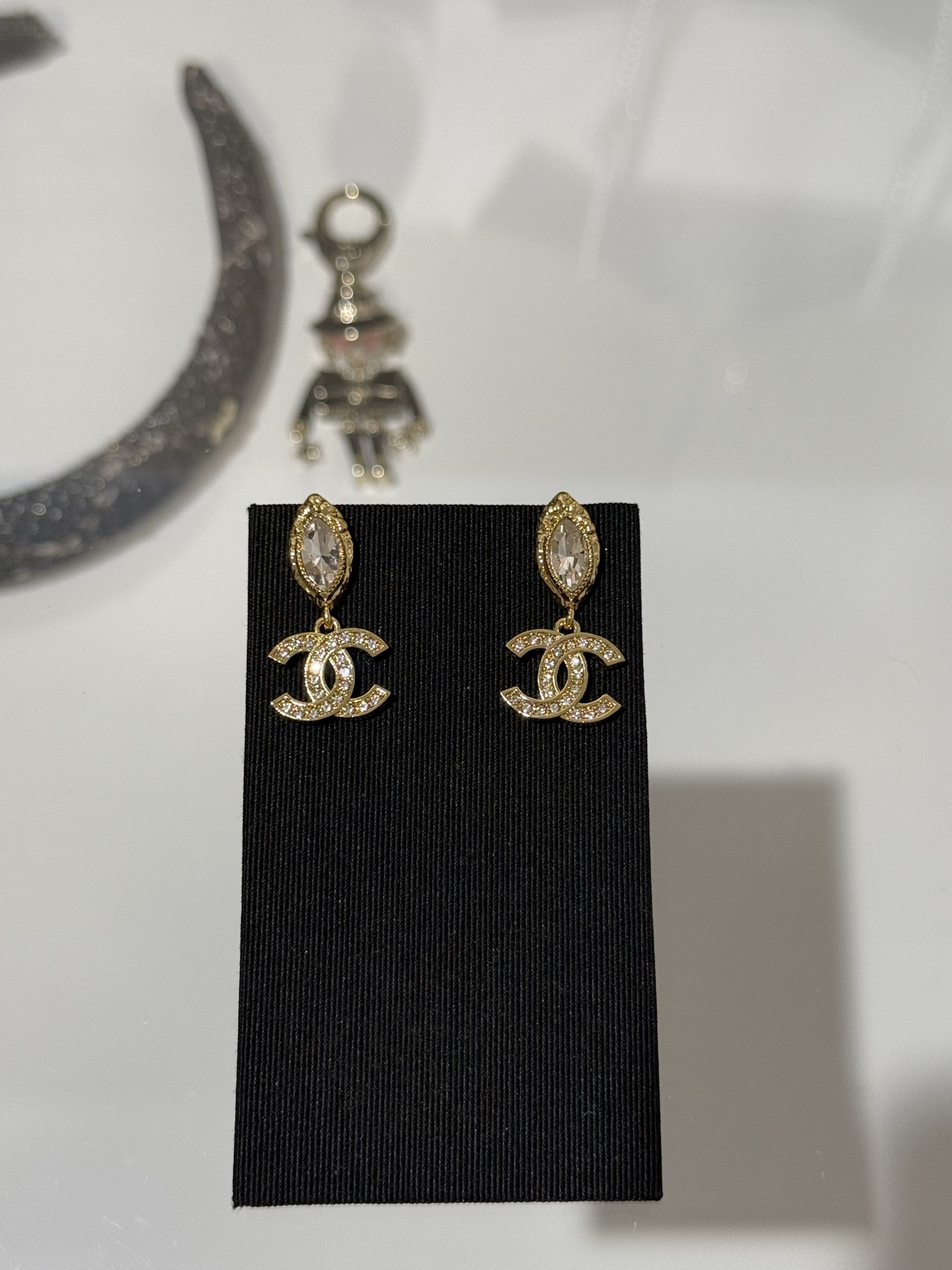 NO:720635,88170 [New product sharing] Chanel 26c new gilt lava marquise diamonds and full diamond double C earrings. Lava golden wheat ears + marquise diamonds + full diamond double C design. At first glance, it is noble. The gilt craftsmanship is super beautiful and has a vintage texture. Daily matching clothes enhance temperament and sophistication. Chanel, earrings, Cartier high-end jewelry1986090988170【新品分享】 Chanel 26c新款鎏金熔岩马眼钻满钻双c耳环 熔岩金麦穗+马眼钻+满钻双c设计 一眼贵气 鎏金工艺光泽感超美 有vintage质感 日常搭配衣服提升气质与精致度,,chanel,earrings,卡迪亚高端饰品,Jewelry