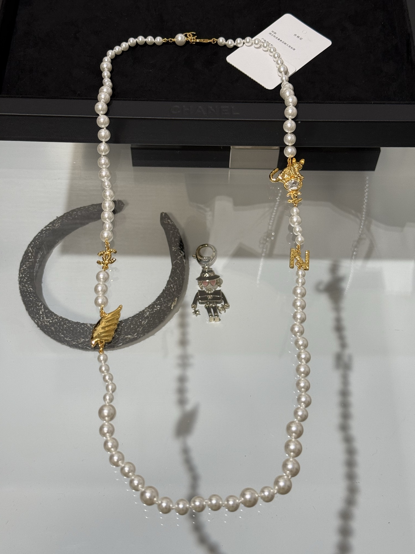 NO:720683,88260 [New Product Sharing] Chanel 26x New Golden Cat N Letter Wings Double C Crystal Diamond Pearl Sweater Chain Long Chain Holiday Limited Series Golden Cat Lying on Rhinestones Feathers Transformed into Elves Various Fashionable Elements Superimposed, Too Beautiful to Take Your Eyes Off Daily Matching or Date Wearing for a Exquisite Celebrity Feeling, Chanel, Sweaters, Cardia High-End Jewelry1986090988260【新品分享】 Chanel 26x新款金色猫咪N字母翅膀双c水晶钻珍珠毛衣链长链 节日限定系列 金闪闪的猫咪趴在水钻上 羽毛幻化成精灵 各种时髦元素叠加 美的挪不开眼 日常搭配or约会佩戴精致名媛感满满,,chanel,sweaters,卡迪亚高端饰品,Jewelry