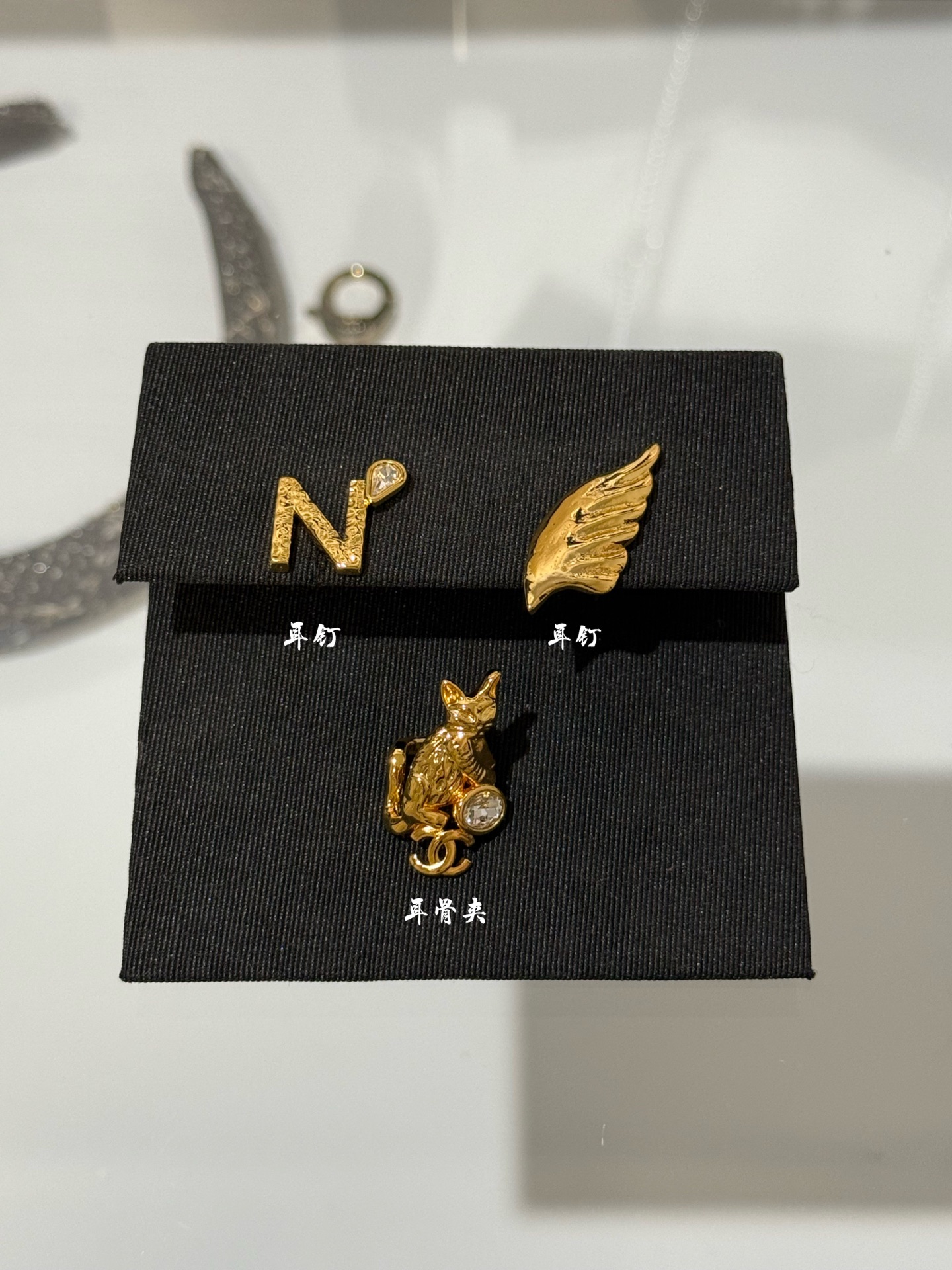NO:720679,88180 [New product sharing] Chanel 26x new gold double C crystal diamond three-piece set of cat ear cuff, N letter earrings, wing earrings. Holiday limited series. The golden cat lies on the rhinestones. The feathers turn into elves. Various fashionable elements are superimposed. It is so beautiful that you can’t take your eyes away. It can be worn for daily matching or dating to look like a refined lady. Chanel, Cartier high-end jewelry1986090988180【新品分享】 Chanel 26x新款金色双c水晶钻三件套猫咪耳骨夹、N字母耳钉、翅膀耳钉 节日限定系列 金闪闪的猫咪趴在水钻上 羽毛幻化成精灵 各种时髦元素叠加 美的挪不开眼 日常搭配or约会佩戴精致名媛感满满,,chanel,卡迪亚高端饰品,Jewelry