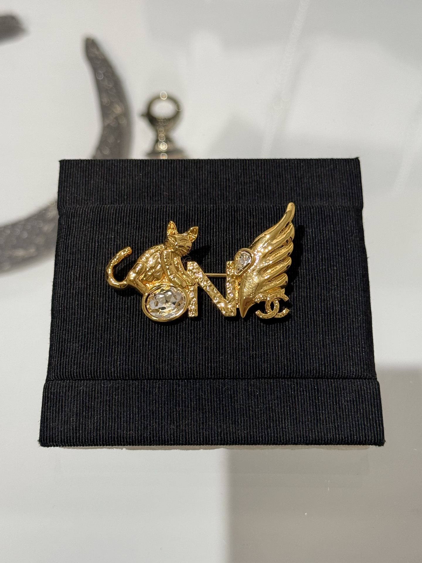 NO:720687,88170 [New Product Sharing] Chanel 26x New Gold Double C Crystal Diamond Cat N Letter Wings Brooch Holiday Limited Series The golden cat lies on the rhinestones and the feathers transform into elves. Various fashionable elements are superimposed. It is so beautiful that you can’t take your eyes away. It is full of exquisite socialite feeling for daily matching or date wear, chanel, brooch, breastpin, Cardia high-end jewelry1986090988170【新品分享】 Chanel 26x新款金色双c水晶钻猫咪N字母翅膀胸针 节日限定系列 金闪闪的猫咪趴在水钻上 羽毛幻化成精灵 各种时髦元素叠加 美的挪不开眼 日常搭配or约会佩戴精致名媛感满满,,chanel,brooch，breastpin,卡迪亚高端饰品,Jewelry