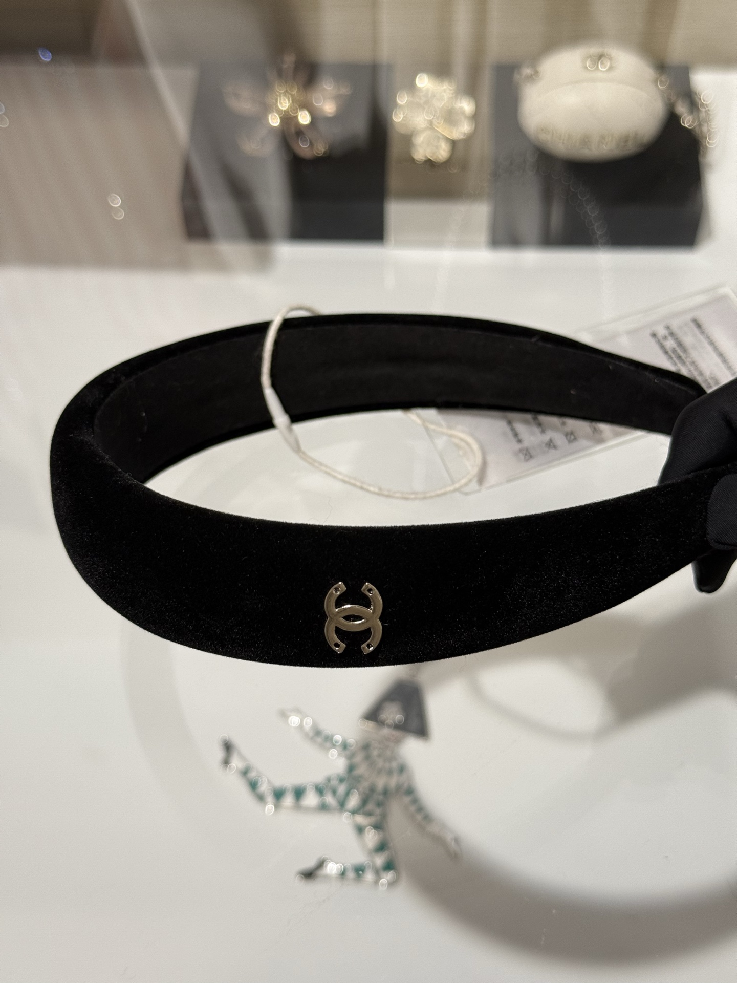 NO:720725,88180, Chanel black velvet silver double c wide version hairband hairpin silver double c logo with black velvet high-end color tone is a super versatile hair accessory all year round~ the overall look is more refined when worn, chanel, Cartier high-end jewelry1986090988180,Chanel 黑丝绒银色双c宽版发箍发卡 银色双cLogo搭配黑丝绒 高级感色调 是一款一年四季都超百搭的发饰～ 戴上整体look精致度提升了不止一点,,chanel,卡迪亚高端饰品,Jewelry