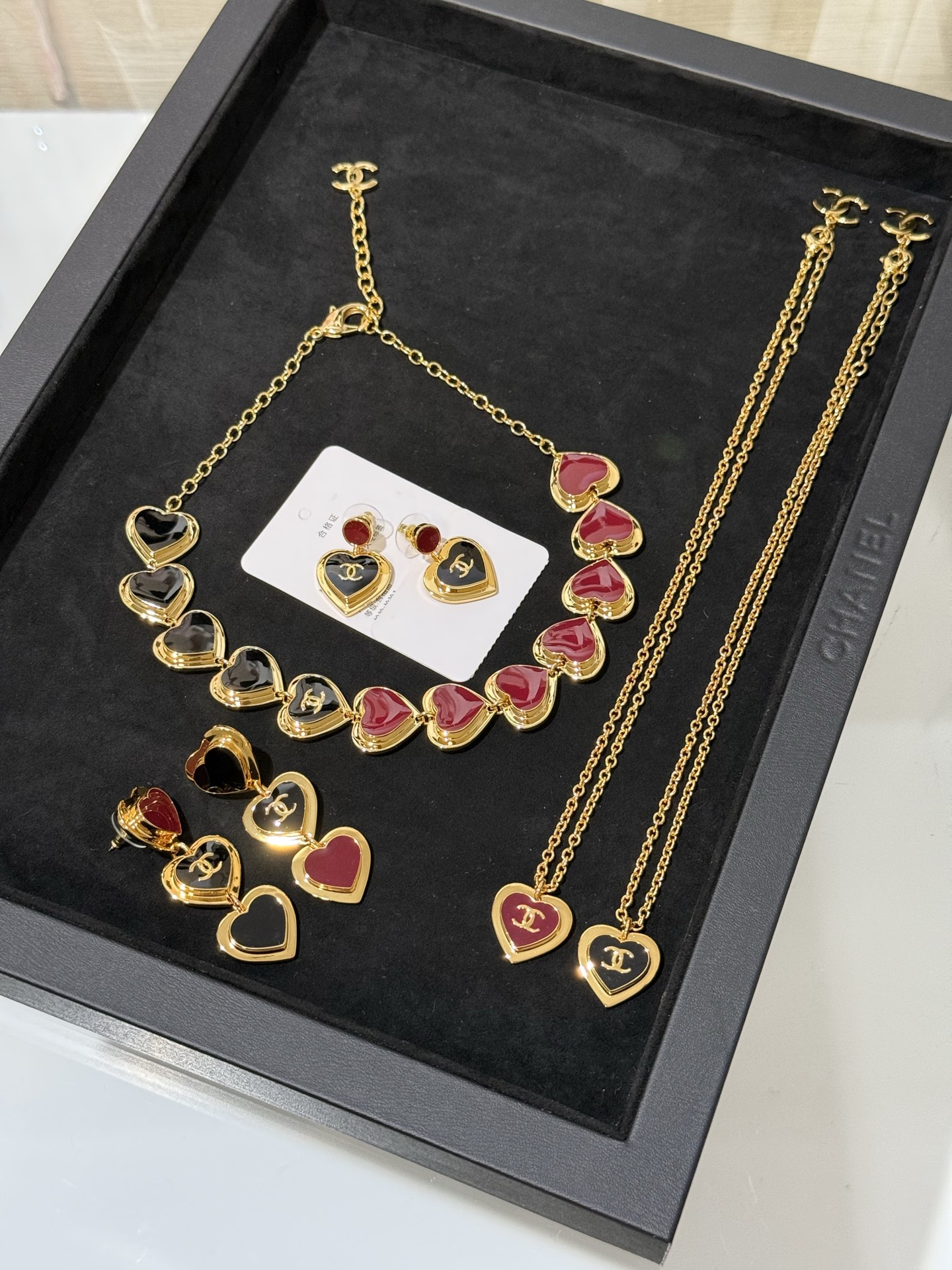 NO:816587,Chanel 26 new red black love enamel gold double C jewelry necklace necklace choker earrings real photo collection double love superimposed design rich layers and texture color retro dark tone full of vintage feeling as a daily match very high-end recommended, chanel, earrings, necklace, Cartier high-end jewelry19860909Chanel 26新款红色黑色爱心珐琅金色双c首饰 项链颈链choker、耳钉耳环 实拍图·合集 双层爱心叠加设计 层次丰富有质感 颜色复古偏暗调 vintage感十足 作为日常搭配非常有高级感 推荐,,chanel,earrings,necklace,卡迪亚高端饰品,Jewelry