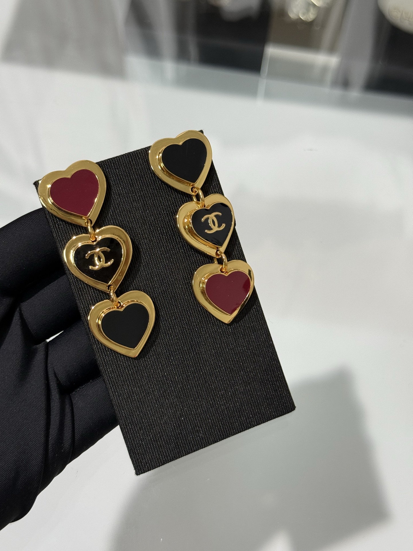 NO:765569,88260 [New product sharing] Chanel 26 new red and black color matching love enamel gold double c long earrings. Double love superimposed design. Rich layers and texture. Red & black dark tone contrasting enamel. Full of vintage feeling. It is very high-end as a daily match. Recommended top version. YB enamel craft brass material, chanel, earrings, Cartier high-end jewelry1986090988260【新品分享】 Chanel 26新款红黑色拼色爱心珐琅金色双c长耳环 双层爱心叠加设计 层次丰富有质感 红色&黑色偏暗调撞色珐琅 vintage感十足 作为日常搭配非常有高级感 推荐 顶级版本 yb珐琅工艺黄铜材质,,chanel,earrings,卡迪亚高端饰品,Jewelry