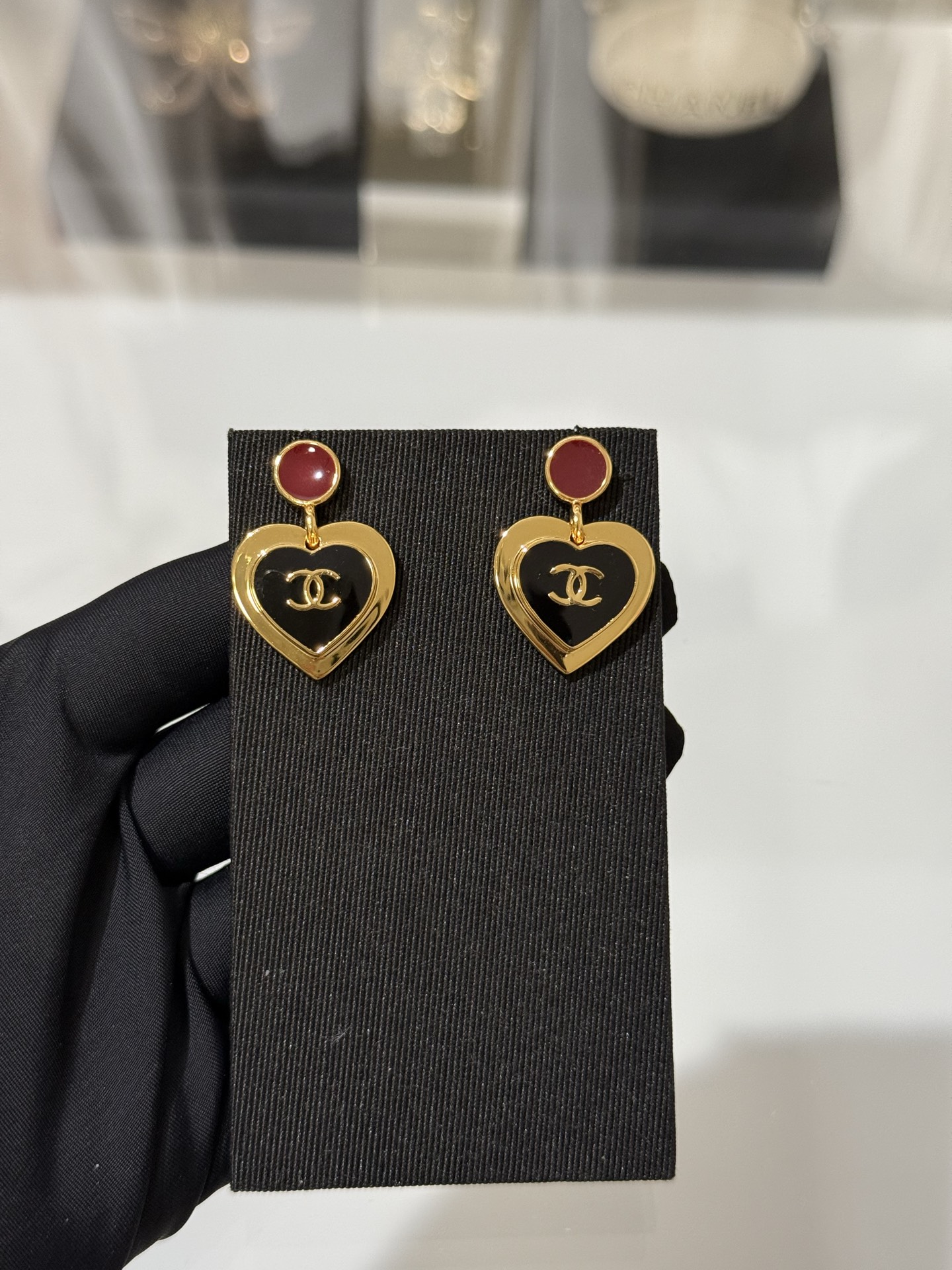 NO:765560,88180 [New product sharing] Chanel 26 new red buttons, black love enamel, gold double C earrings, double love superimposed design, rich layers and texture, small red buttons & black love, dark contrasting enamel, full of vintage feel as a daily match, very high-end, recommended top version, yb enamel craft brass material, chanel, earrings, Cartier high-end jewelry1986090988180【新品分享】 Chanel 26新款红色纽扣黑色爱心珐琅金色双c耳环 双层爱心叠加设计 层次丰富有质感 红色小纽扣&黑色爱心偏暗调撞色珐琅 vintage感十足 作为日常搭配非常有高级感 推荐 顶级版本 yb珐琅工艺黄铜材质,,chanel,earrings,卡迪亚高端饰品,Jewelry