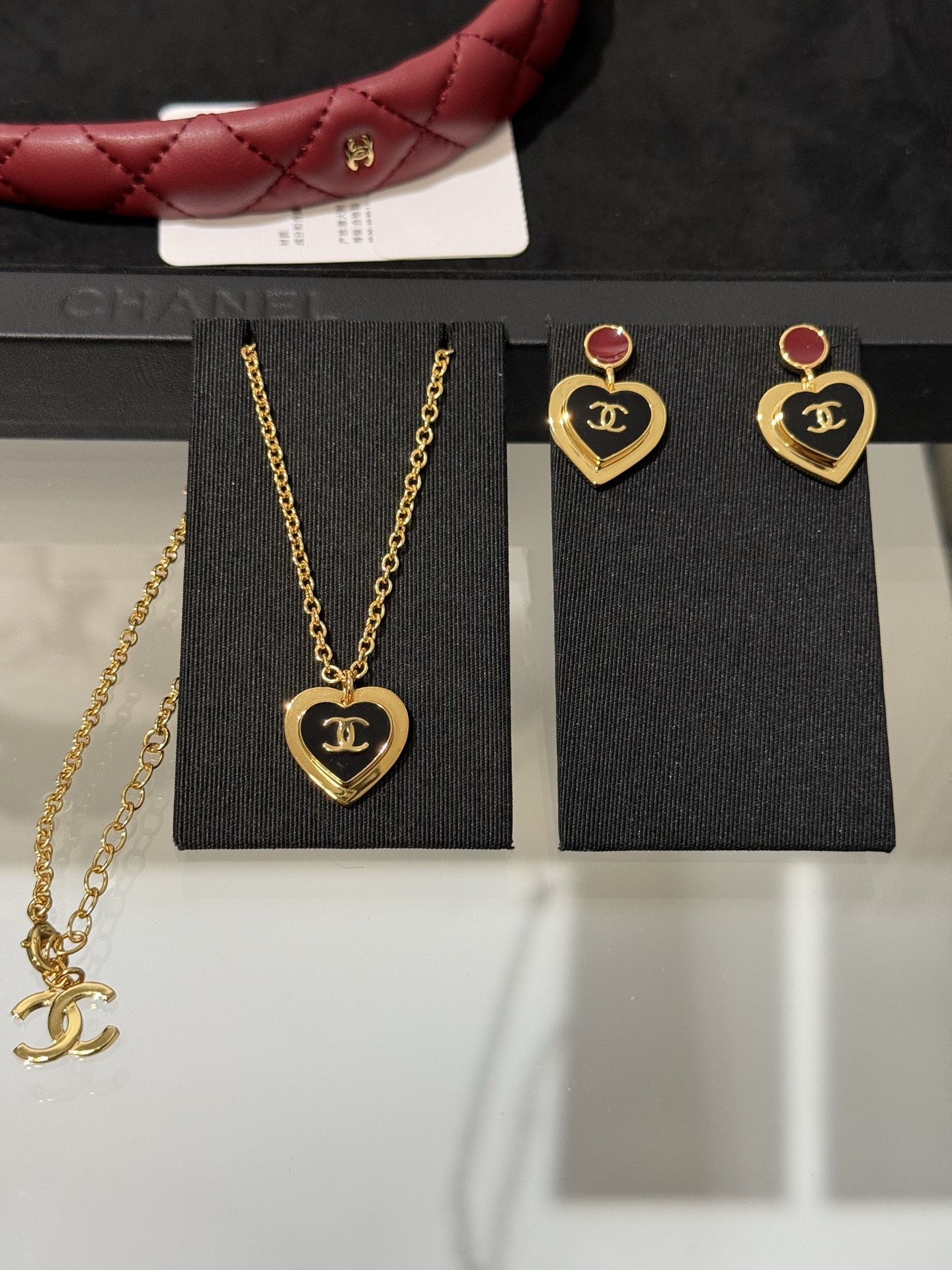 NO:765550,88180 [New product sharing] Chanel 26 new black love enamel gold double C necklace, double love superimposed design, rich layers and texture, black gold color matching, full of vintage feel, very high-end as a daily match, recommended top version, yb enamel craft brass material, chanel, necklace, Cartier high-end jewelry1986090988180【新品分享】 Chanel 26新款黑色爱心珐琅金色双c项链 双层爱心叠加设计 层次丰富有质感 黑金配色vintage感十足 作为日常搭配非常有高级感 推荐 顶级版本 yb珐琅工艺黄铜材质,,chanel,necklace,卡迪亚高端饰品,Jewelry