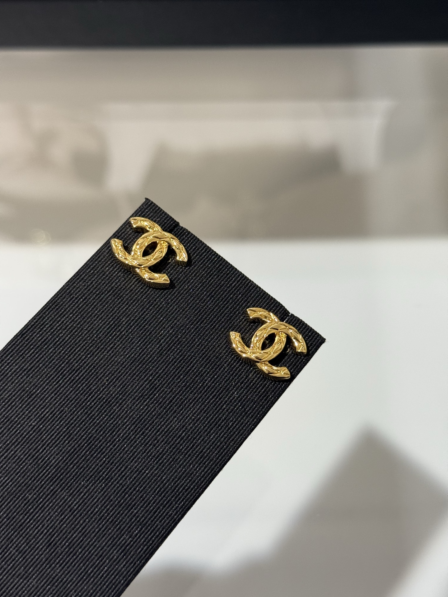 NO:816548,88150, Chanel 26 new bright gold rhombus pattern double C small earrings. The golden rhombus pattern is really high-end. A small pair that can be matched with every day. It has the elegance of Coco Crush. It is very gentle to wear. Top version. YB brass material, Chanel, Cartier high-end jewelry1986090988150,Chanel 26新款亮金色菱格纹双c小耳钉 金色菱格真的很高级 小小一对日常百搭 有coco crush的贵气感 戴上巨温柔 顶级版本 yb黄铜材质,,chanel,卡迪亚高端饰品,Jewelry