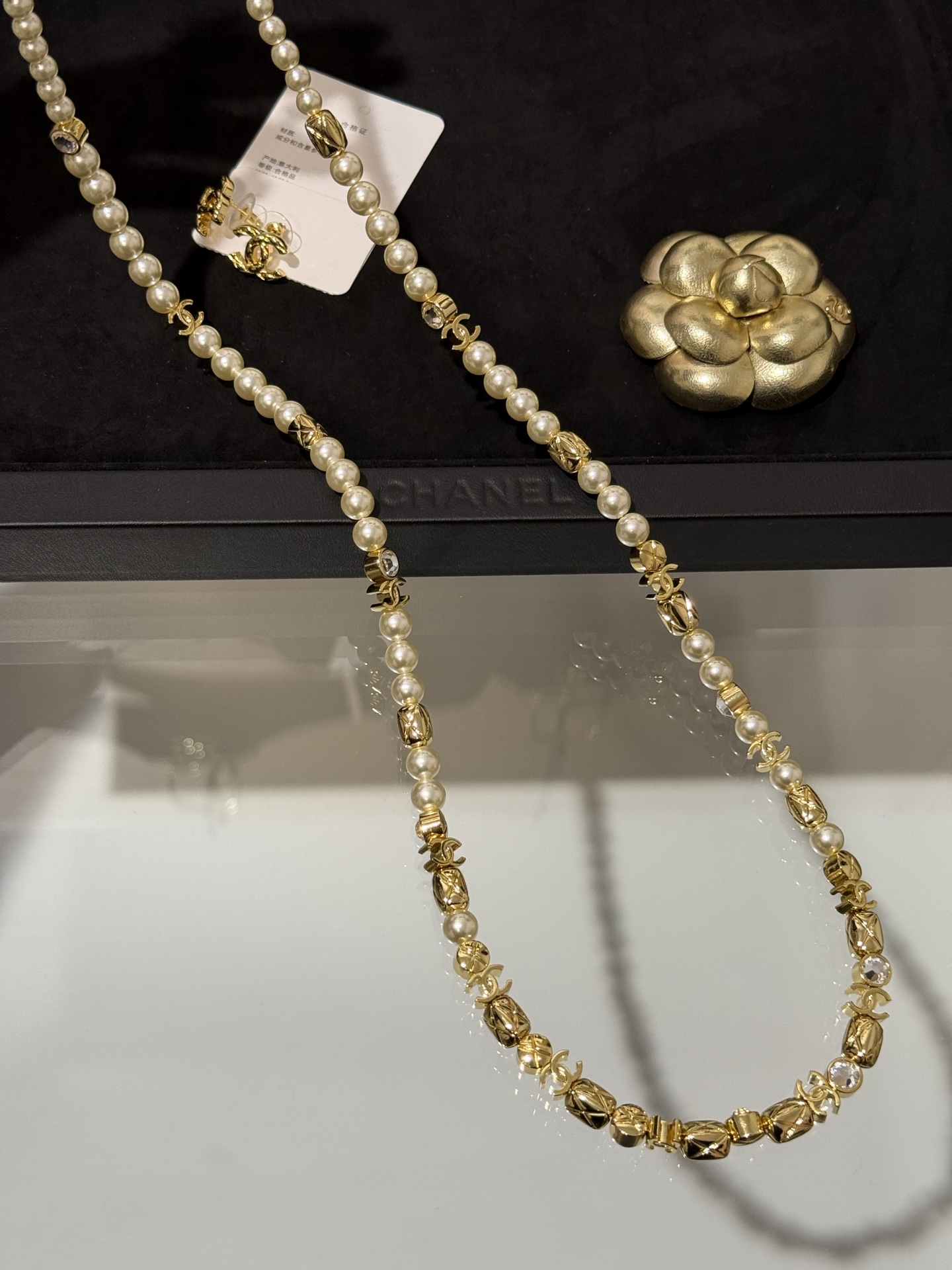 NO:857350,[New Product Sharing] Chanel 26 gold rhombus pattern rectangular square double c round diamond rhinestone pearl sweater chain long chain rhombus texture rectangular square + round diamond + double c design exquisite and noble style two sizes of pearls with a warm and lustrous feeling, suitable for shopping and afternoon tea dates, chanel, sweaters, Cartier high-end jewelry19860909【新品分享】 Chanel 26金色菱格纹长方块双c圆钻水钻珍珠毛衣链长链 菱格纹理长形方块+圆钻+双c设计 精致显贵气 大小两种型号的珍珠搭配 自带温润光泽感 去逛街、下午茶约会妥妥的人间富贵花,,chanel,sweaters,卡迪亚高端饰品,Jewelry