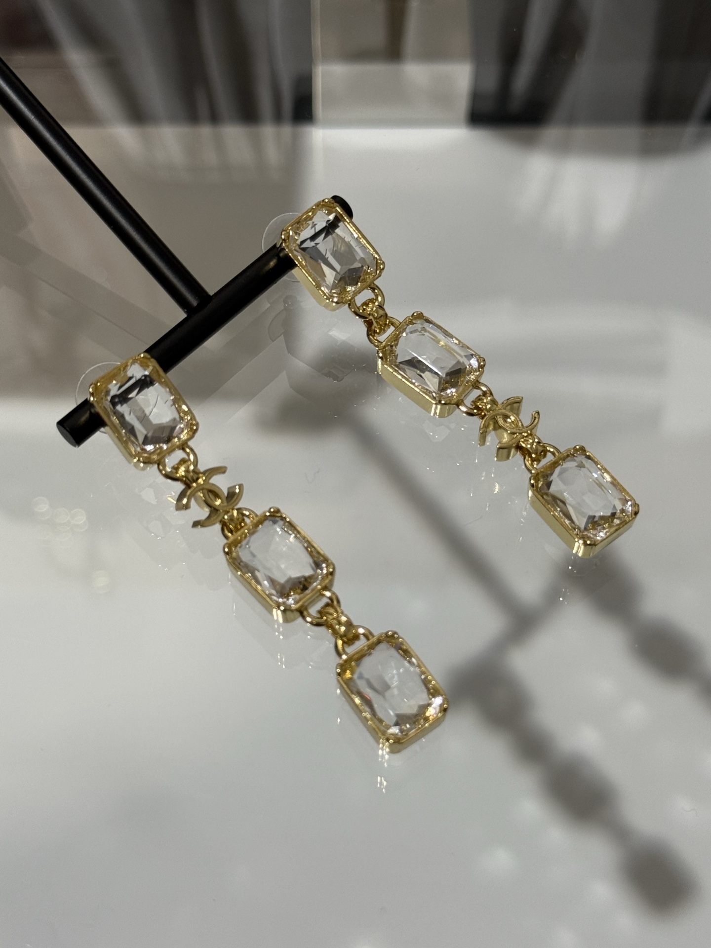 NO:754779,88200 [New product sharing] Chanel 26 new golden double c transparent sugar cube crystal asymmetric long earrings golden double c + transparent crystal ab design with a sense of clarity, unique shape and can modify the face shape, making the whole outfit clean and high-end yb brass material Swarovski crystal diamonds, chanel, earrings, Cartier high-end jewelry1986090988200【新品分享】 Chanel 26新款金色双c透明方糖水晶不对称长款耳环 金色双c+透明水晶ab款设计 自带清透感 造型独特又能修饰脸型 让整个穿搭干净高级 yb黄铜材质 施华洛晶钻,,chanel,earrings,卡迪亚高端饰品,Jewelry