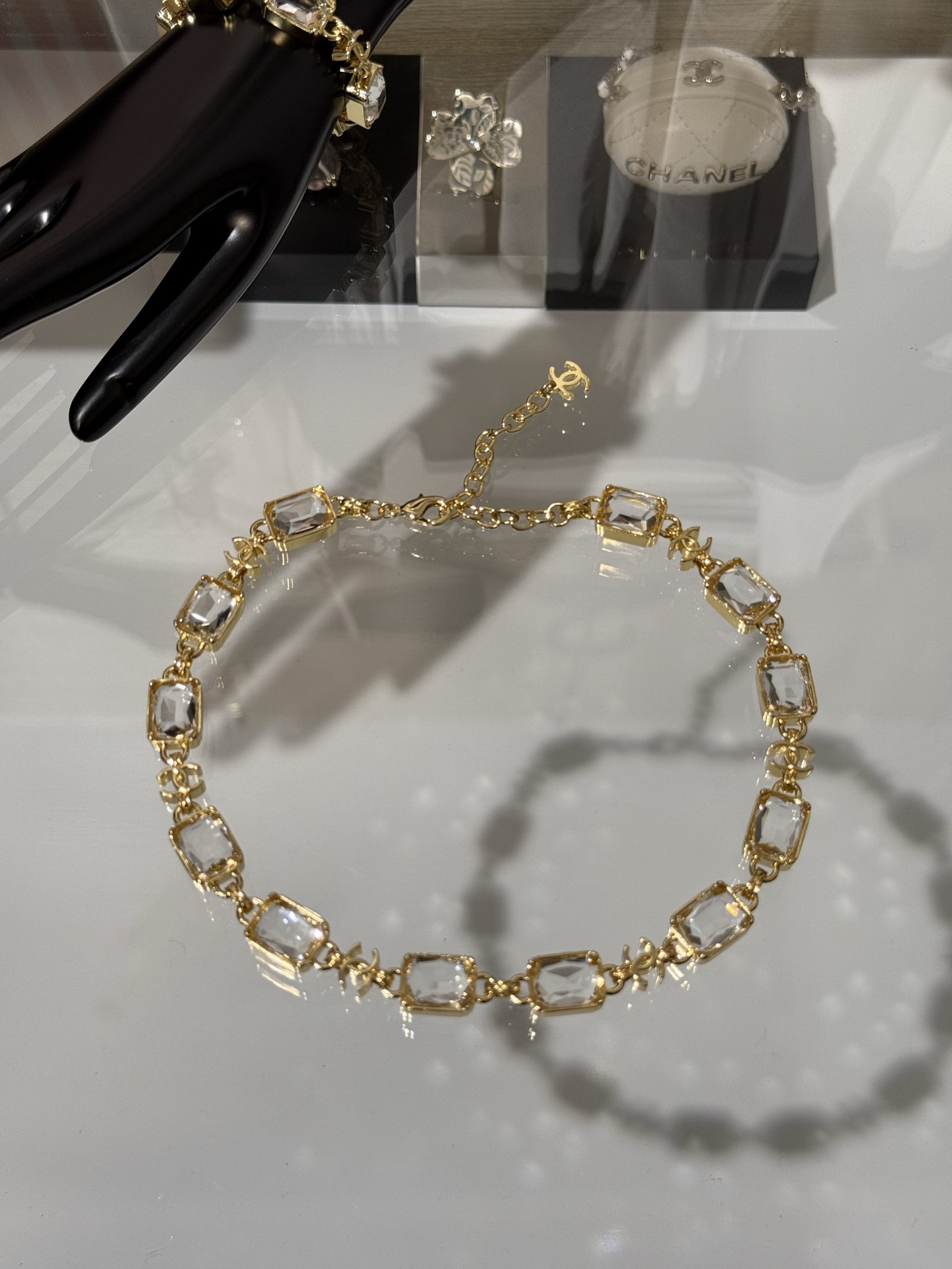 NO:754777,88280 [New product sharing] Chanel 26 new golden double C transparent sugar cube crystal choker necklace. Gold double C + transparent crystal design. It has a sense of transparency. It is very beautiful when worn alone and layered. It makes the whole outfit more clean and advanced. yb brass material, Swarovski crystal diamond, chanel, necklace, Cartier high-end jewelry1986090988280【新品分享】 Chanel 26新款金色双c透明方糖水晶choker项链颈链 金色双c+透明水晶设计 自带清透感 单戴叠搭都非常美 让整个穿搭更显干净高级 yb黄铜材质 施华洛晶钻,,chanel,necklace,卡迪亚高端饰品,Jewelry