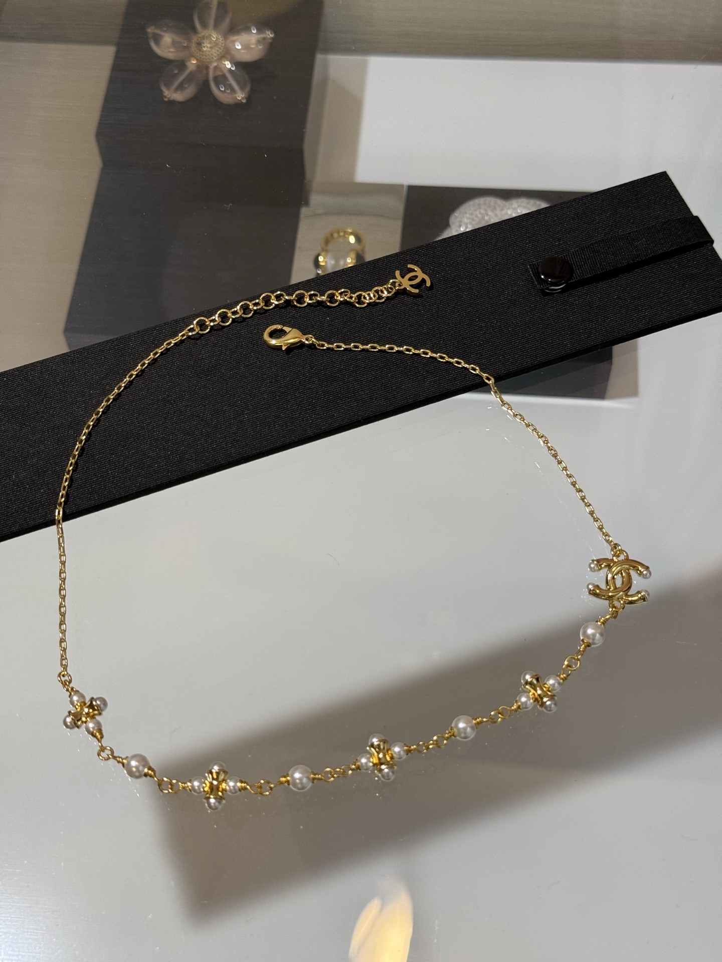 NO:857385,[New product sharing] Chanel 26 new golden double C cross pearl choker choker short necklace. Double clogo + metal accessories decorated with pearls on both ends. Very design. Two specifications of pearls are round and shiny. Very eye-catching. Daily matching or stacking. At first glance, the temperament of a rich and famous lady. yb brass material. Swarovski pearls, chanel, necklace, Cartier high-end jewelry19860909【新品分享】 Chanel 26新款金色双c十字珍珠choker颈链短项链 双clogo+金属配件两端珍珠点缀 非常有设计感 两种规格的珍珠圆润有光泽感 很吸引眼球 日常搭配或叠戴 一眼富家名媛气质 yb黄铜材质 施华洛珍珠,,chanel,necklace,卡迪亚高端饰品,Jewelry