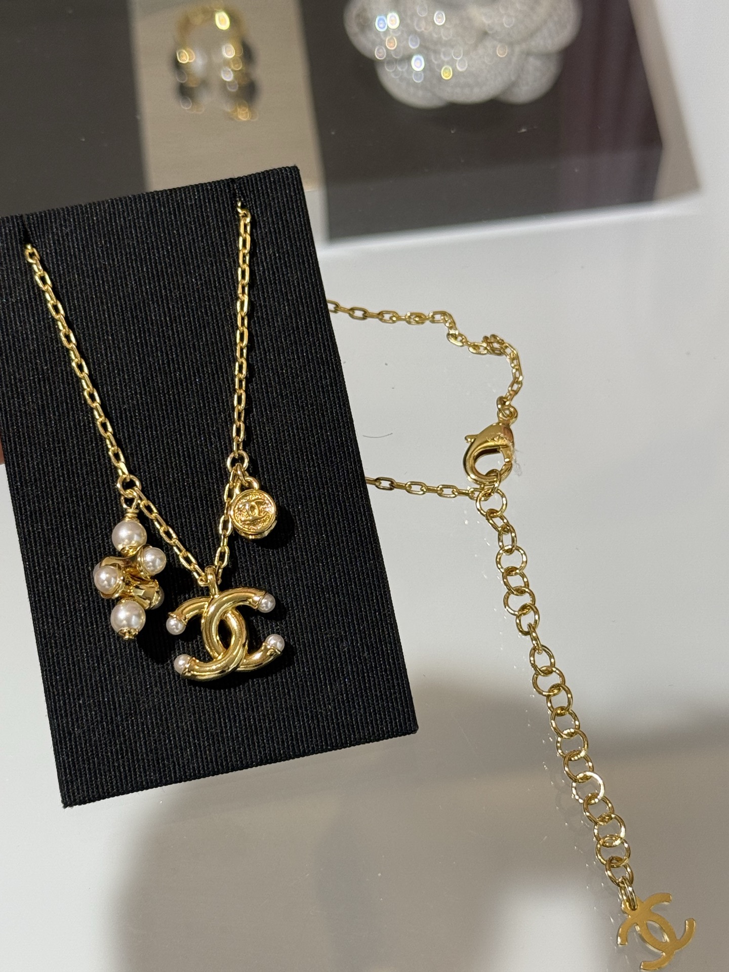 NO:857394,[New Product Sharing] Chanel 26 new gold double c lava button pearl string pendant necklace. Both ends of the double clogo are decorated with small pearls + three-dimensional pearl string pendant + lava buttons. It has a sense of design. It is highly worn for daily commuting and going out on the street. It is full of style. YB brass material. Swarovski pearls, chanel, necklace, Cartier high-end jewelry19860909【新品分享】 Chanel 26新款金色双c熔岩纽扣珍珠串吊坠项链 双clogo两端点缀小珍珠+立体珍珠串吊坠+熔岩纽扣 非常有设计感 日常通勤出街佩戴率超高 洋气十足 yb黄铜材质 施华洛珍珠,,chanel,necklace,卡迪亚高端饰品,Jewelry