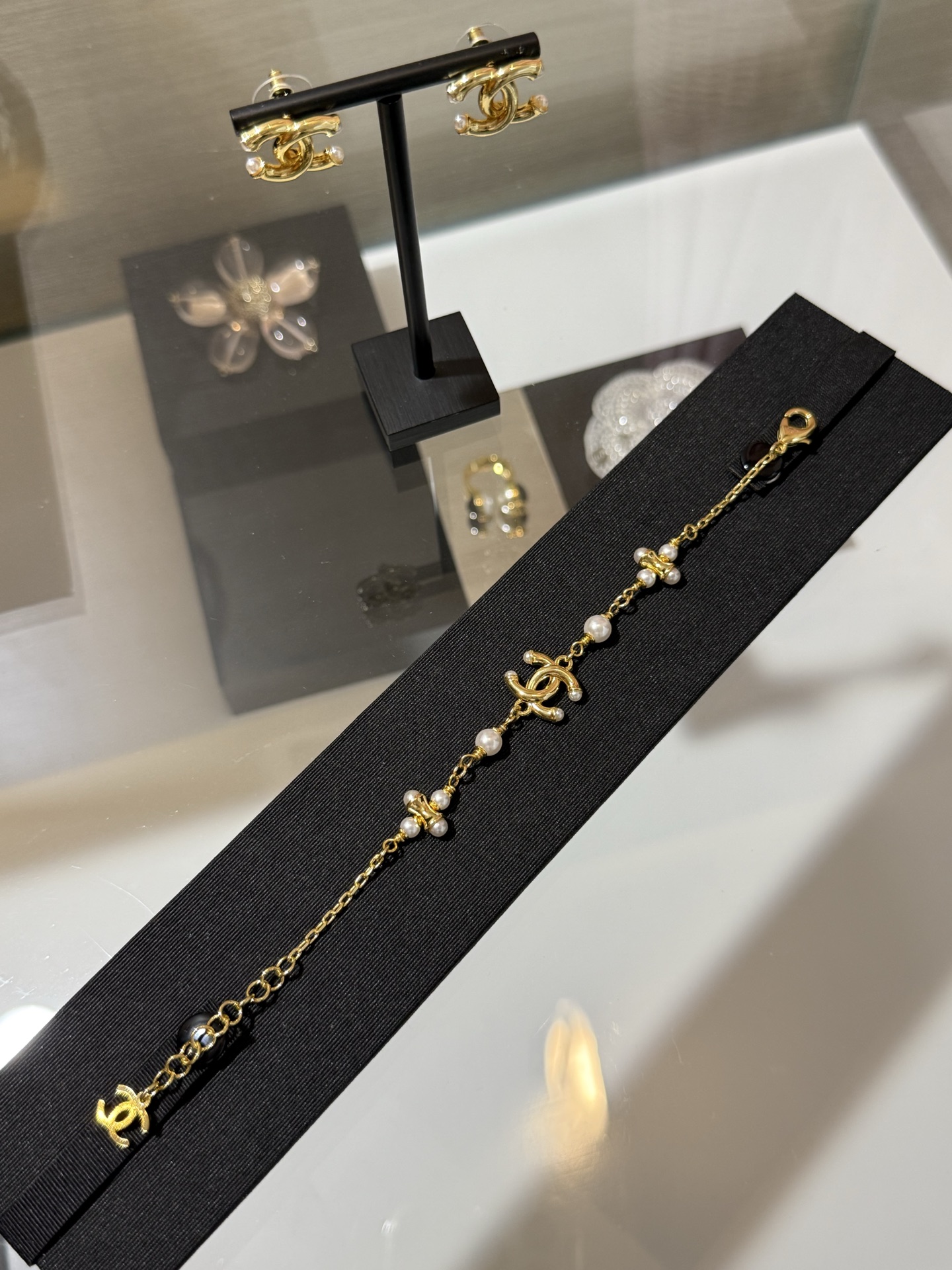 NO:765099,88200, Chanel 26 new gold double C cross pearl bracelet with double clogo + metal accessories embellished with pearls on both ends. Very design. Two specifications of pearls are round and shiny. Very eye-catching. Daily matching clothes. At first glance, the temperament of a rich and famous lady. yb brass material. Swarovski pearls, chanel, bracelet, Cartier high-end jewelry1986090988200,Chanel 26新款金色双c十字珍珠手链 双clogo+金属配件两端珍珠点缀 非常有设计感 两种规格的珍珠圆润有光泽感 很吸引眼球 日常搭配衣服 一眼富家名媛气质 yb黄铜材质 施华洛珍珠,,chanel,bracelet,卡迪亚高端饰品,Jewelry