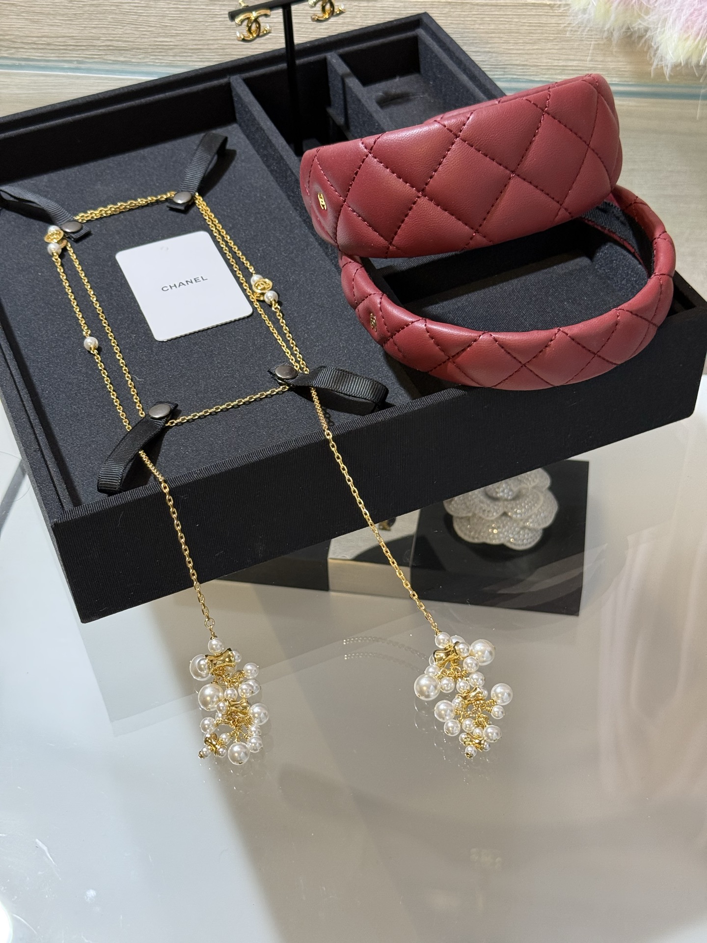 NO:765096,Chanel 26 New Gold Pearl String Double Pendant Lava Double C Chain Multifunctional Necklace Long Chain Sweater Chain Extra long chain design with multiple ways to wear Pearl strings hanging from both ends of the chain are very eye-catching Fashionable to wear alone and layered Very suitable for spring and summer clothes yb brass material Swarovski pearls, chanel, sweaters, necklace, Cartier high-end jewelry19860909Chanel 26新款金色珍珠串双吊坠熔岩双c链条多功能项链长链毛衣链 超长链条设计 有多种佩戴方式 链条两端悬挂珍珠串 很吸引眼球 单戴时髦叠搭有层次感 非常适合春夏配衣服 yb黄铜材质 施华洛珍珠,,chanel,sweaters,necklace,卡迪亚高端饰品,Jewelry