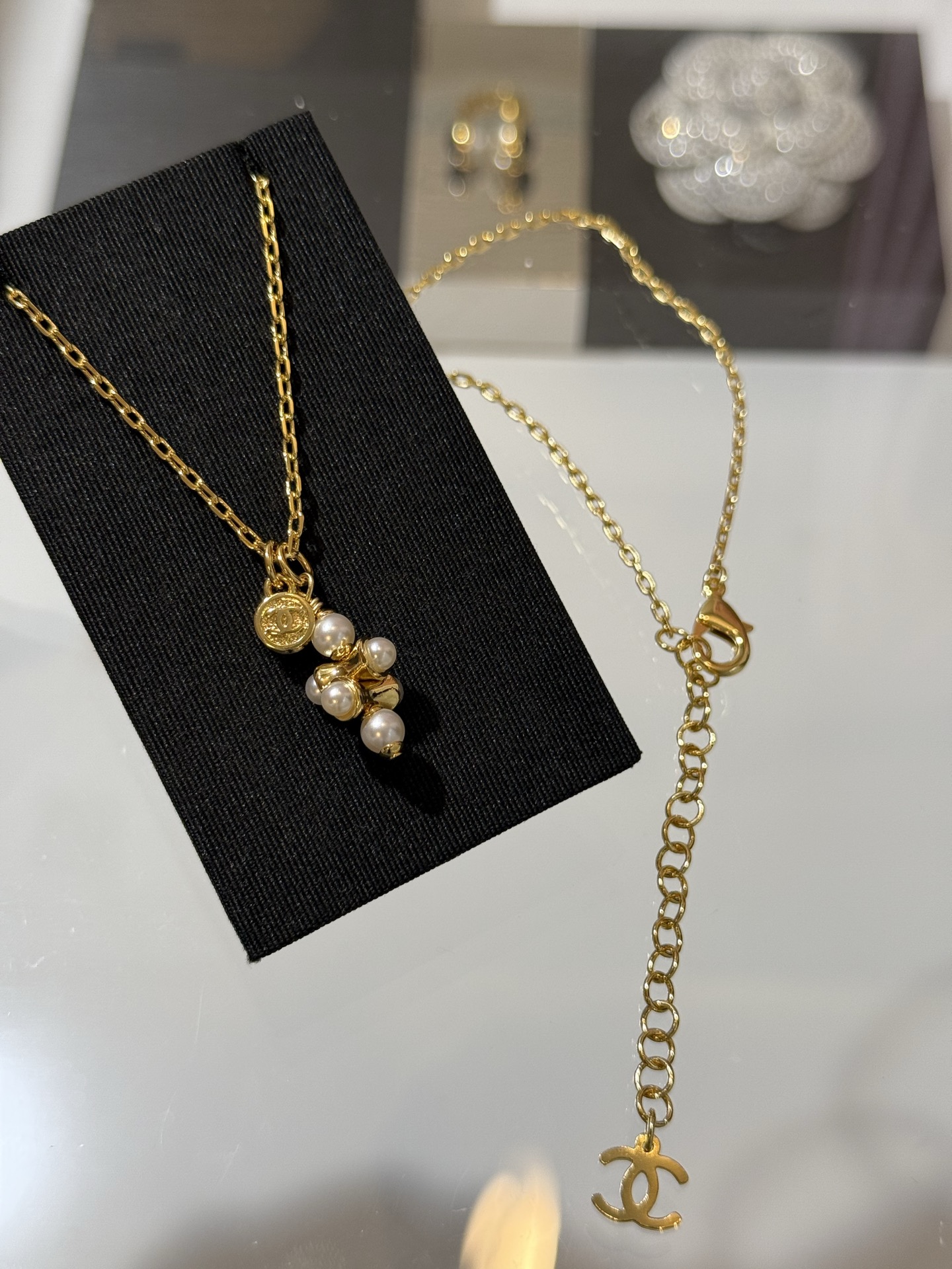 NO:765118,88180, Chanel 26 new golden lava double C button three-dimensional pearl string pendant necklace. The golden chain is embellished with small double C buttons + pearl string design. It has a strong sense of drape. It has a simple temperament when worn alone. It has a sense of layering. It is very tasteful for daily wear or for attending important occasions. yb brass material, Swarovski pearls, chanel, necklace, Cartier high-end jewelry1986090988180,Chanel 26新款金色熔岩双c纽扣立体珍珠串吊坠项链 金色链条上点缀小双c纽扣+珍珠串设计 垂坠感很强 单戴简约气质 叠搭有层次感 日常佩戴or出席重要场合佩戴都非常有品味 yb黄铜材质 施华洛珍珠,,chanel,necklace,卡迪亚高端饰品,Jewelry