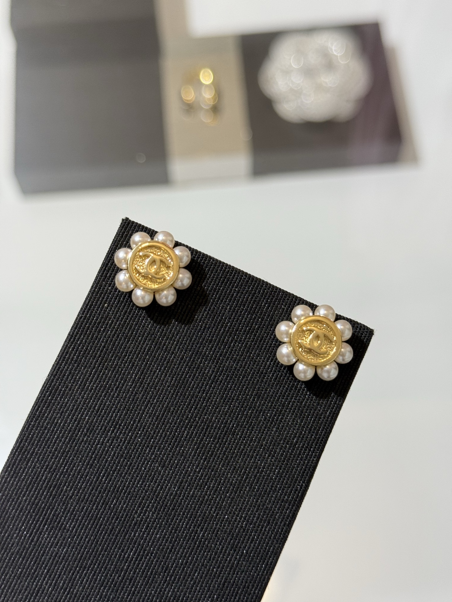 NO:816455,88160, Chanel 26 new golden lava double C pearl sunflower earrings, small double C button + outer circle of pearl design, elegant and textured, very elegant when worn for daily commuting, dating and shopping, yb brass material, Swarovski pearls, Chanel, Cartier high-end jewelry1986090988160,Chanel 26新款金色熔岩双c珍珠太阳花耳钉 小双c纽扣+外层一圈珍珠设计 优雅有质感 日常通勤、约会逛街佩戴非常显气质 yb黄铜材质 施华洛珍珠,,chanel,卡迪亚高端饰品,Jewelry